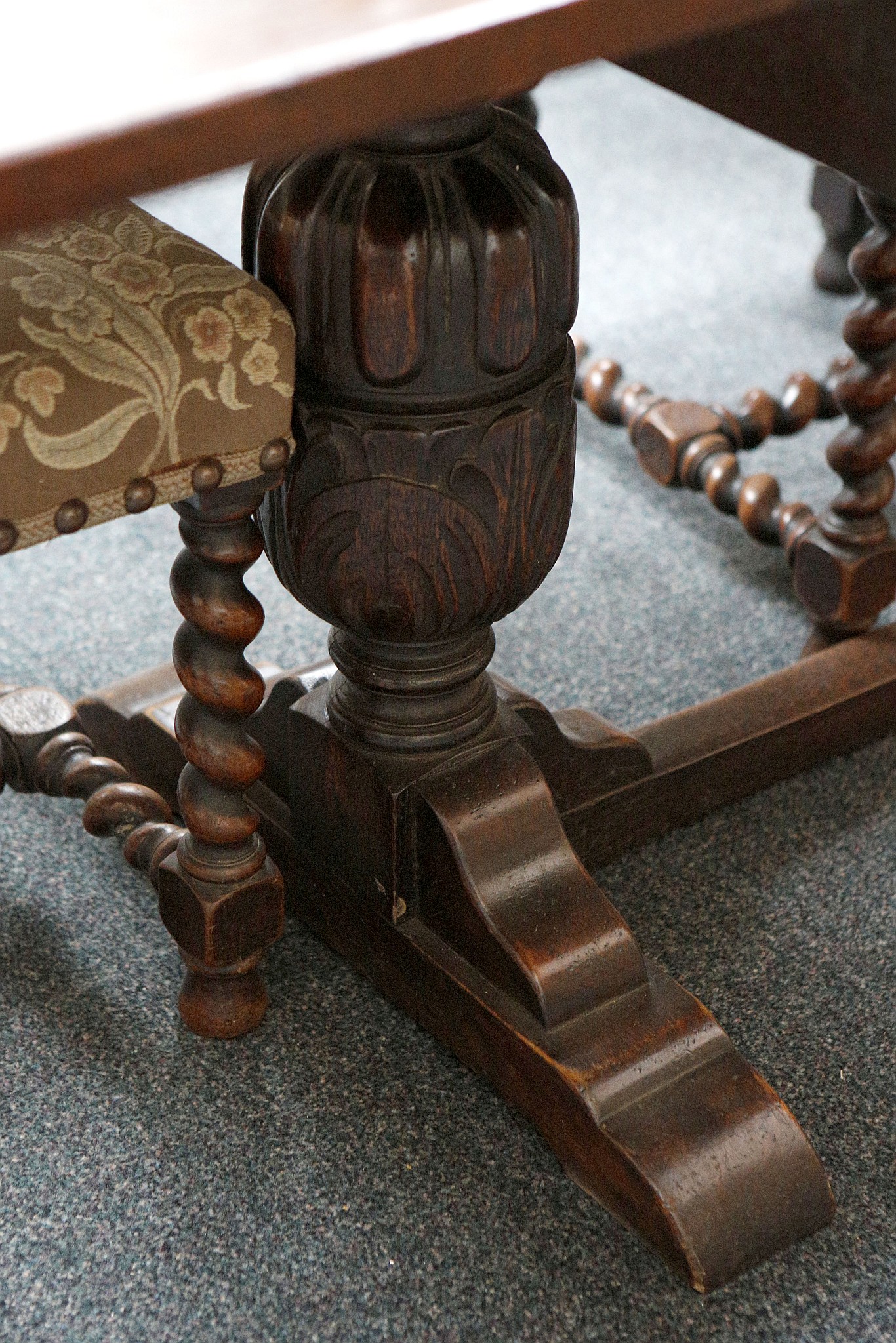 An antique oak draw leaf dining table in Elizabethan style, 243 x 78cm (open). - Image 2 of 2