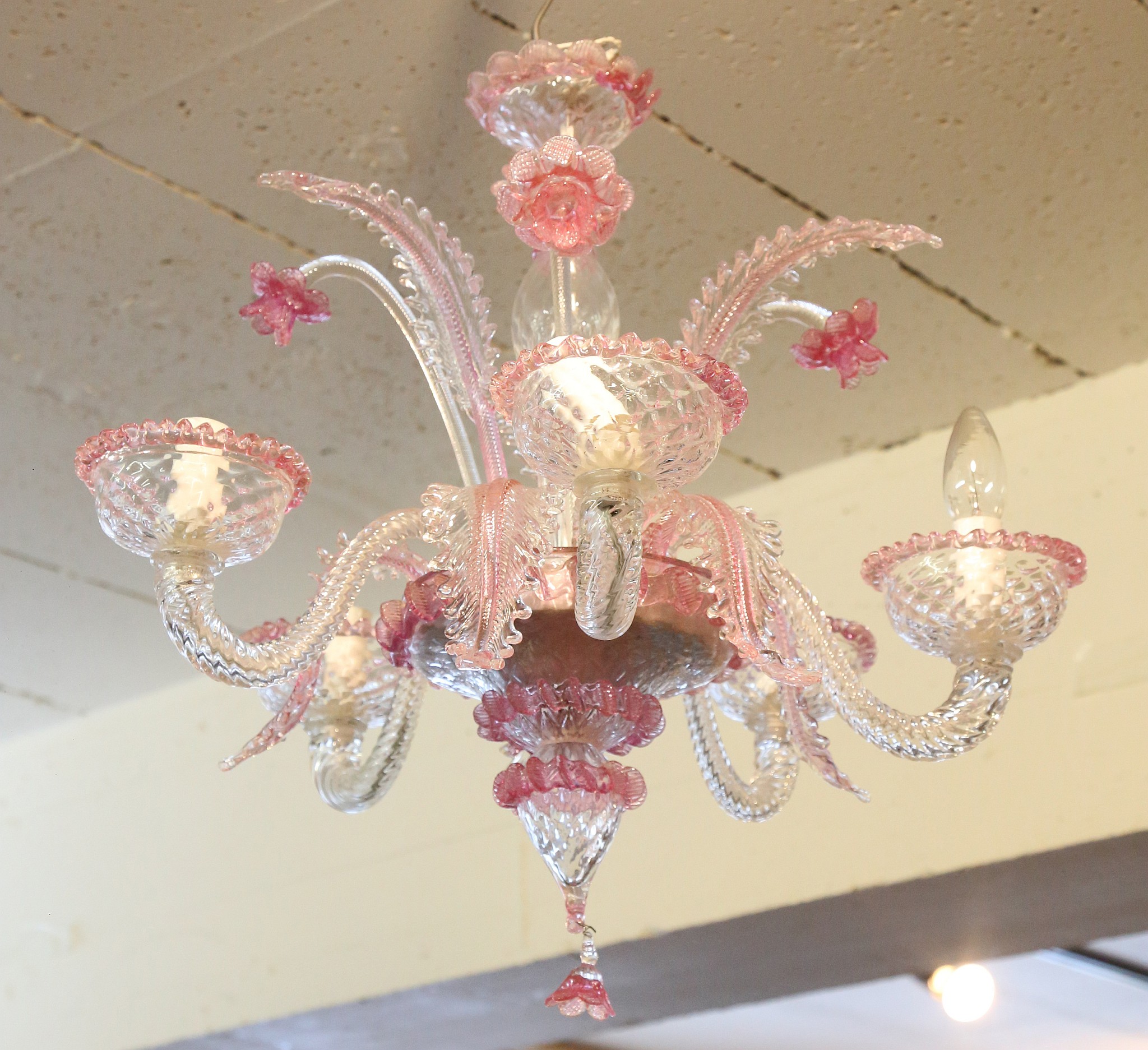 A MID 20th CENTURY VENETIAN MURANO CHANDELIER,  clear glass with pink flower heads and border