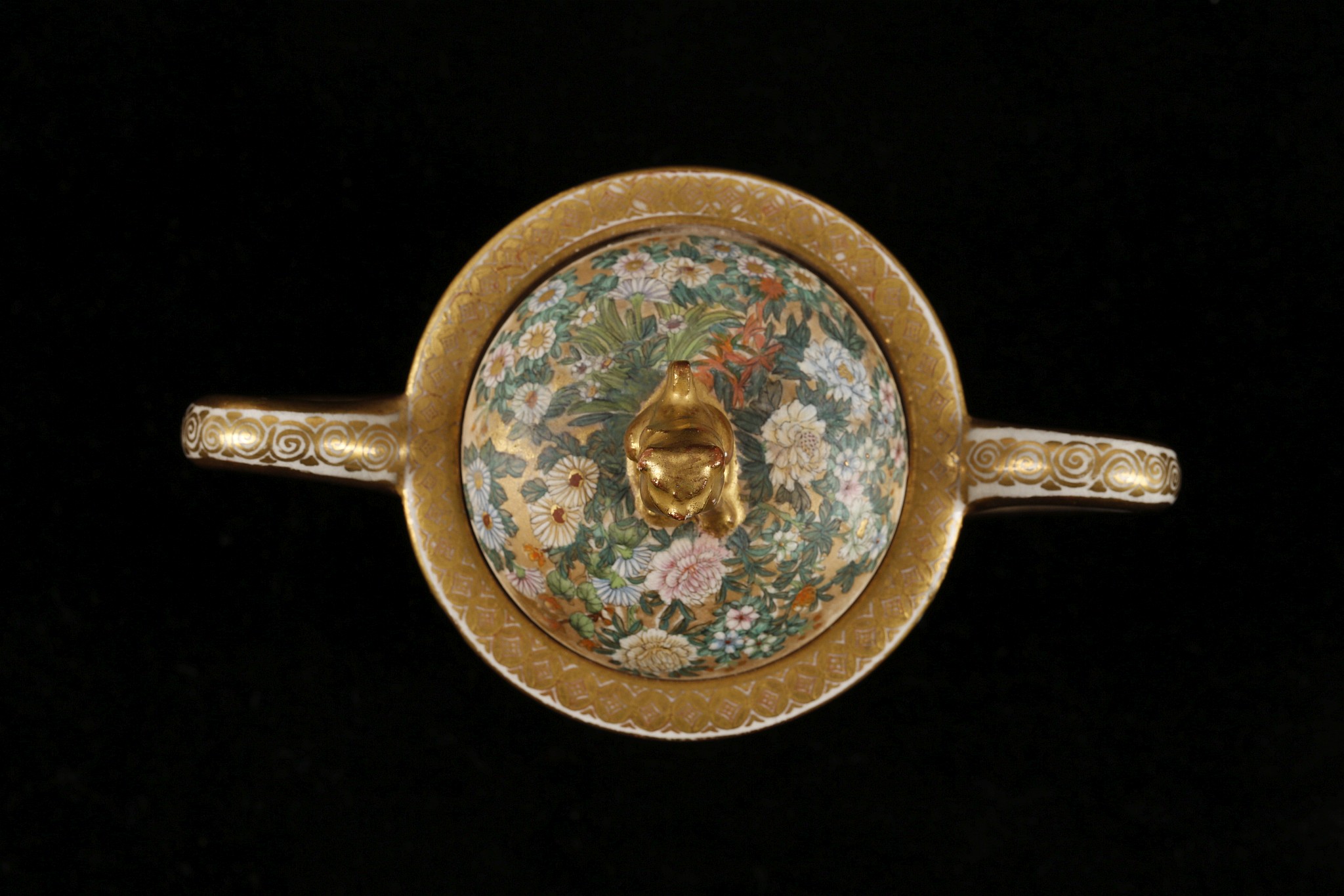 A JAPANESE SATSUMA POT AND COVER BY KINKOZAN. Meiji Period. Decorated in enamels and gilt to the - Image 5 of 7