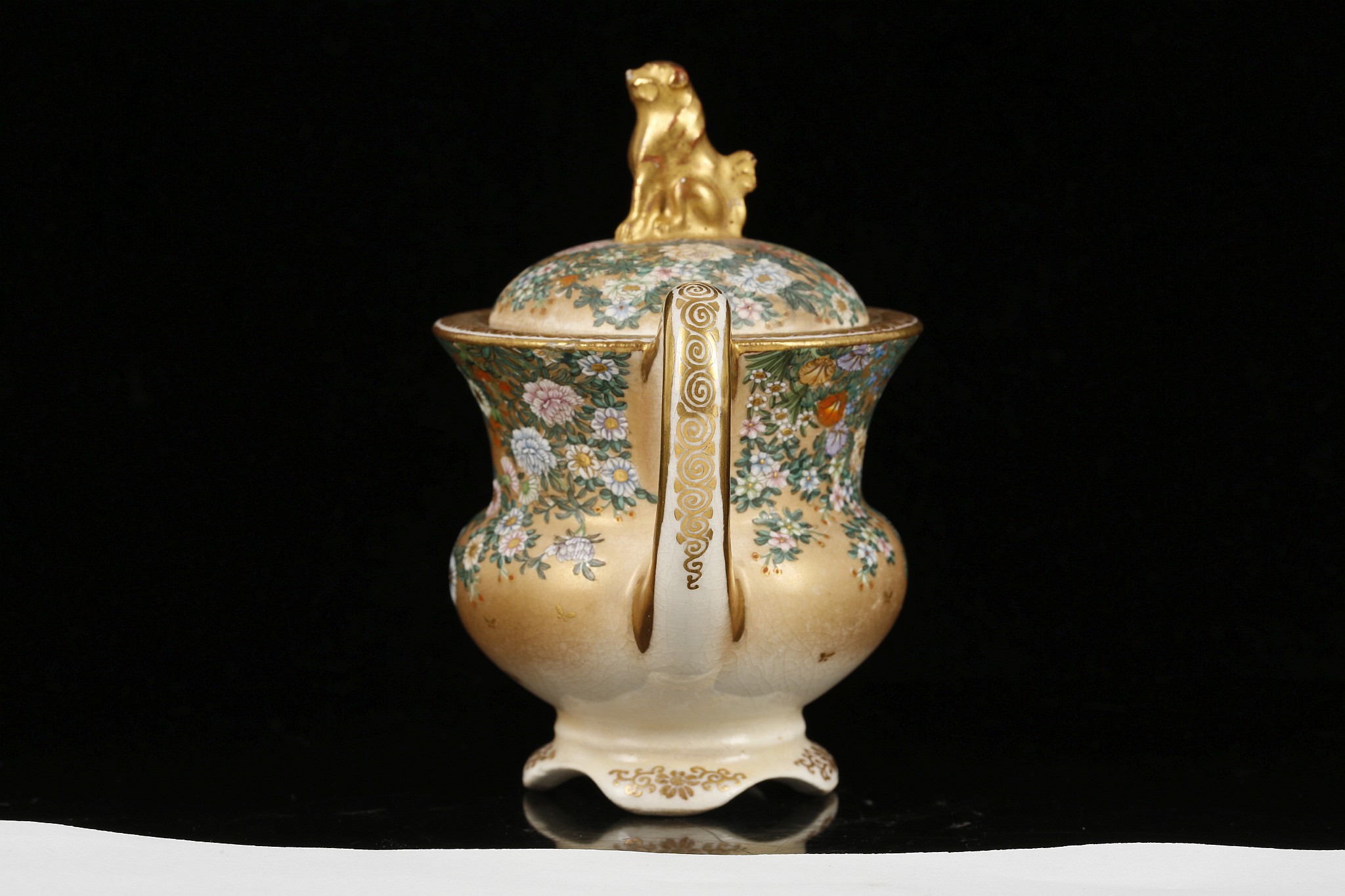 A JAPANESE SATSUMA POT AND COVER BY KINKOZAN. Meiji Period. Decorated in enamels and gilt to the - Image 4 of 7
