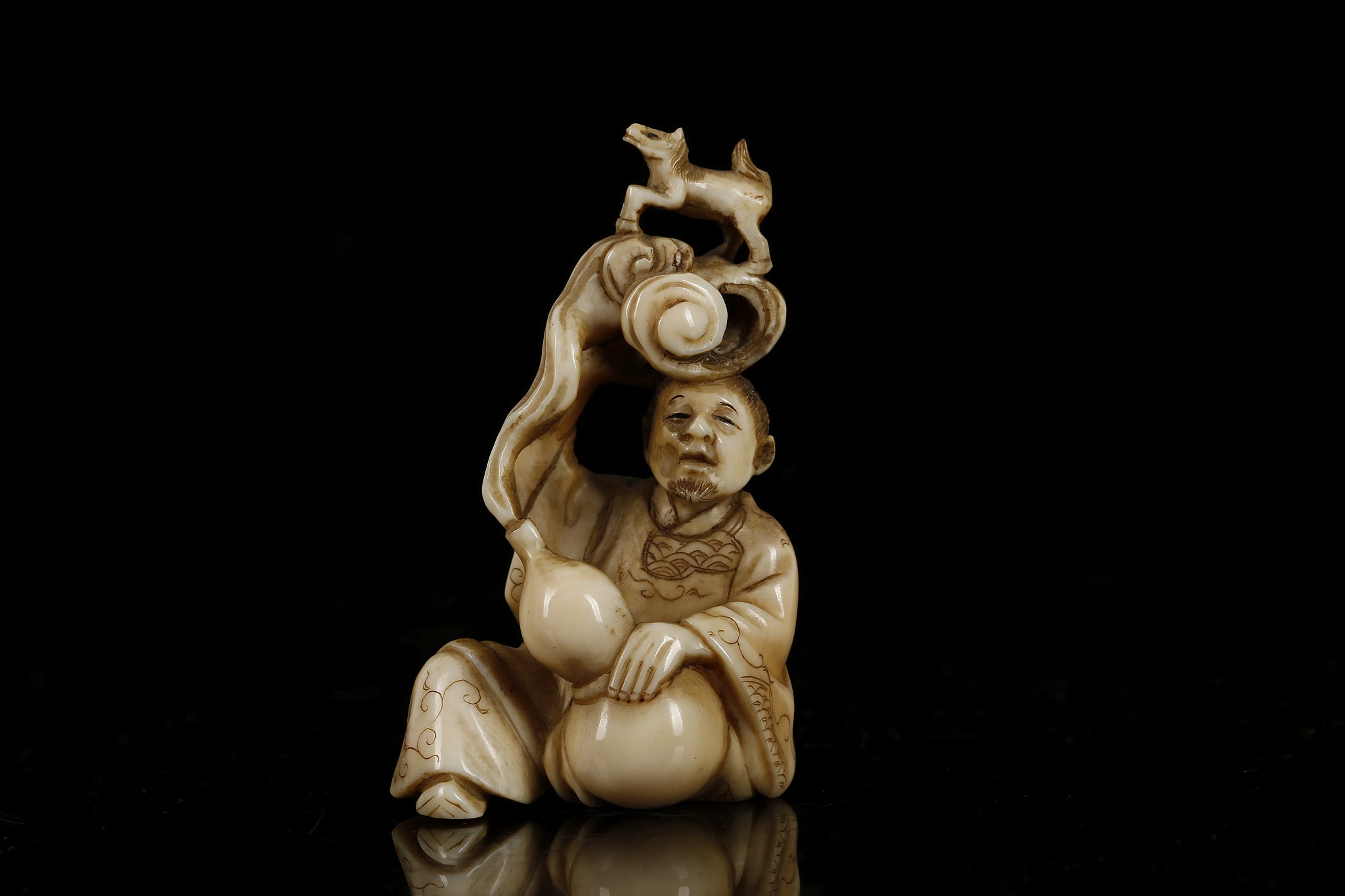 A JAPANESE CARVED IVORY NETSUKE. Signed Gyokubun, Meiji Period. 6cm H.