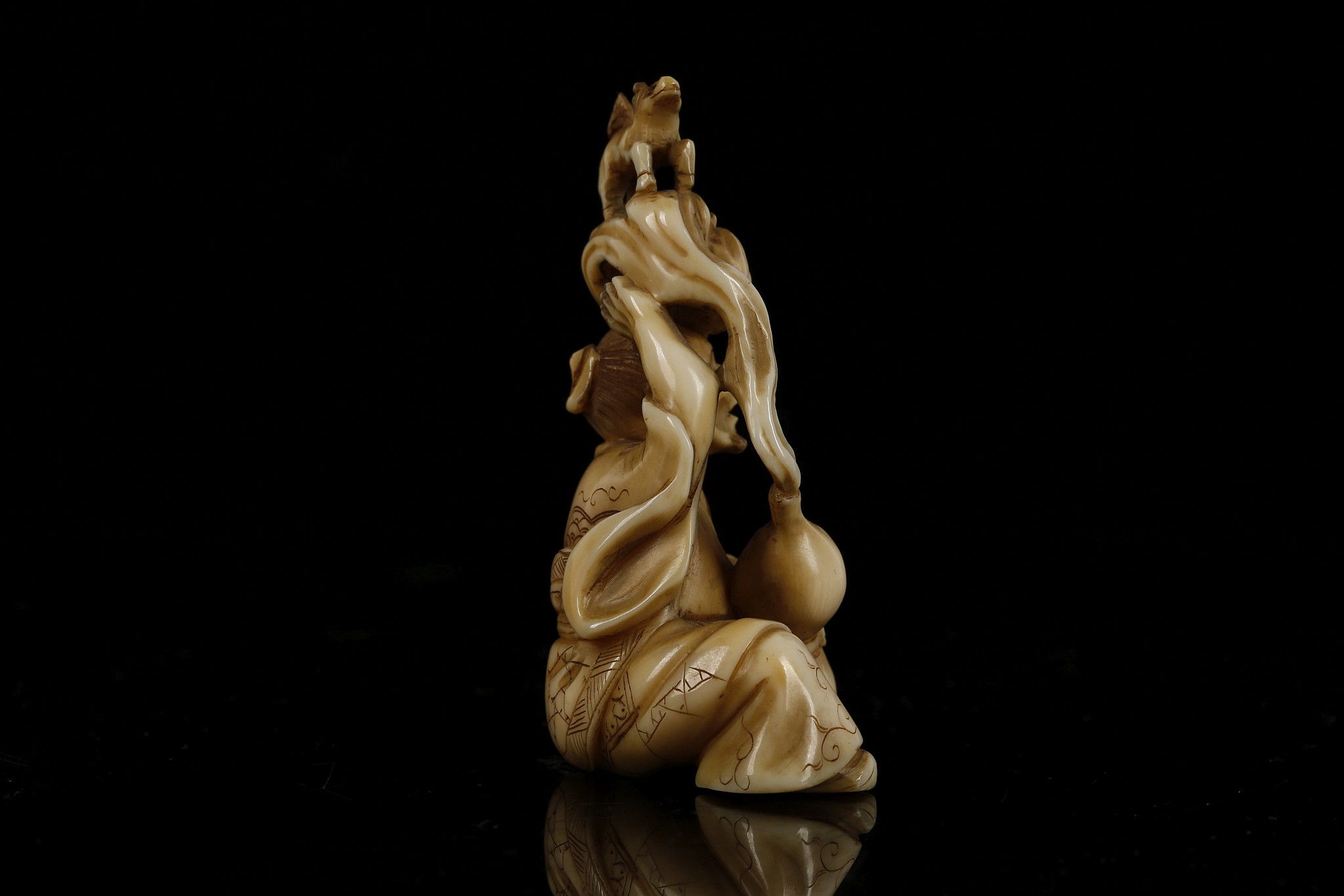 A JAPANESE CARVED IVORY NETSUKE. Signed Gyokubun, Meiji Period. 6cm H. - Image 2 of 6