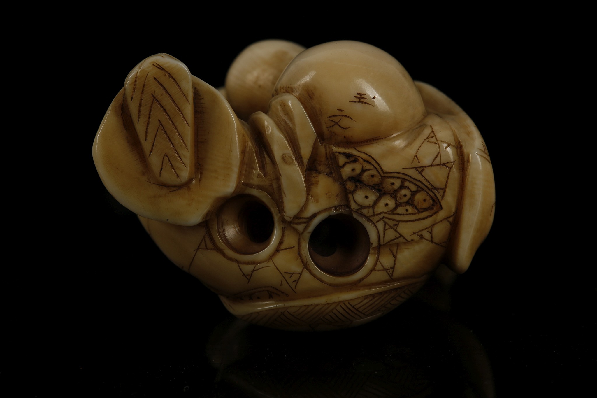 A JAPANESE CARVED IVORY NETSUKE. Signed Gyokubun, Meiji Period. 6cm H. - Image 6 of 6