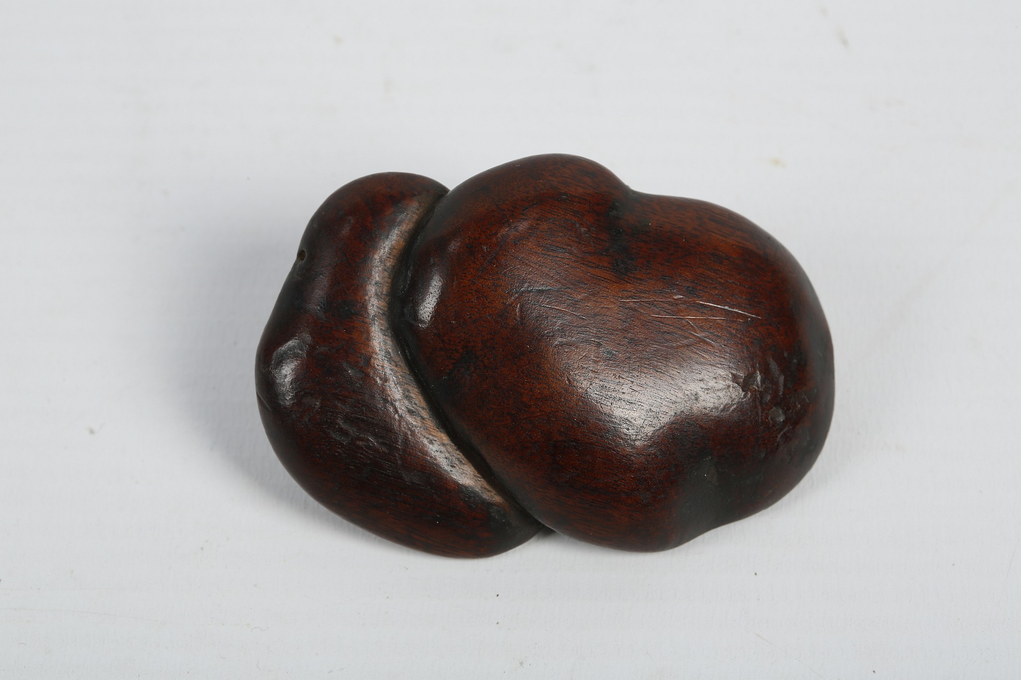 A JAPANESE WOODEN NETSUKE. Edo - Meiji Period. Carved as two conjoined mushrooms, 6cm long. - Image 7 of 7