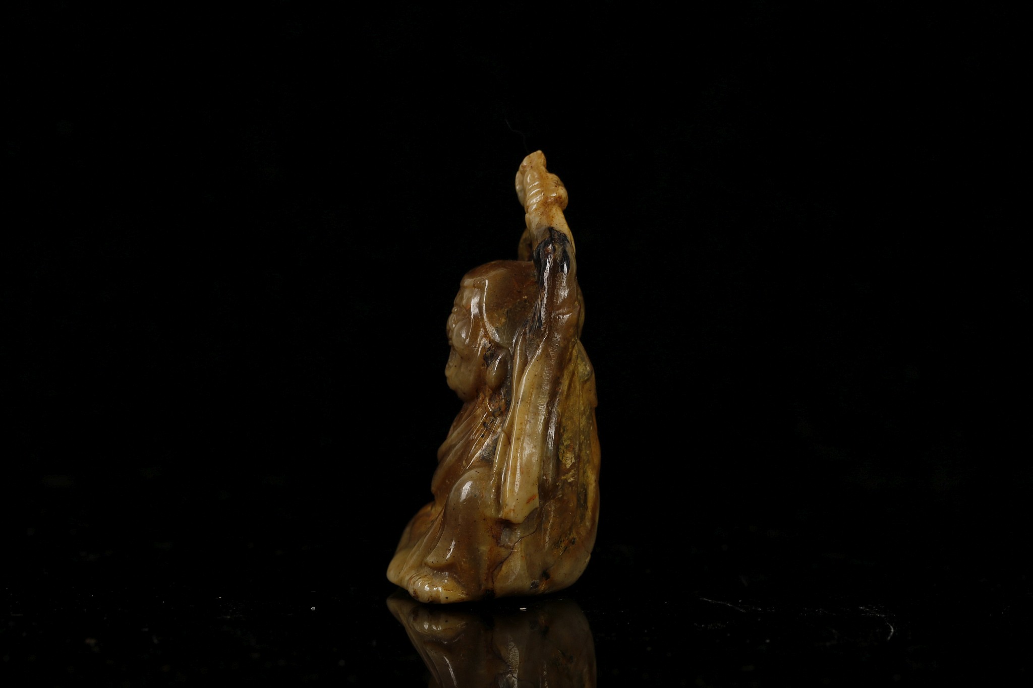 A JAPANESE AMBER CARVING OF A SEATED MAN. Late Meiji era. 5.5cm H. - Image 5 of 7