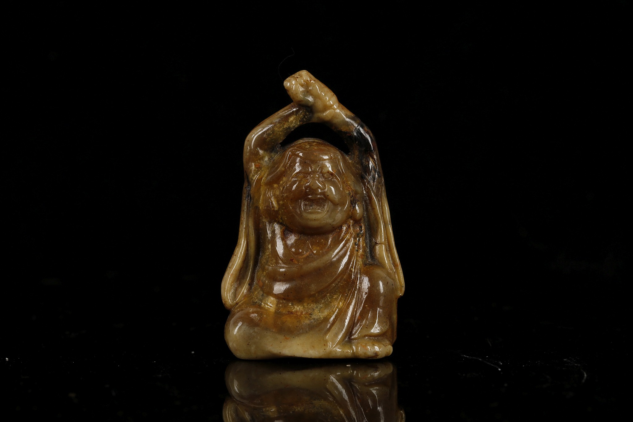 A JAPANESE AMBER CARVING OF A SEATED MAN. Late Meiji era. 5.5cm H. - Image 2 of 7