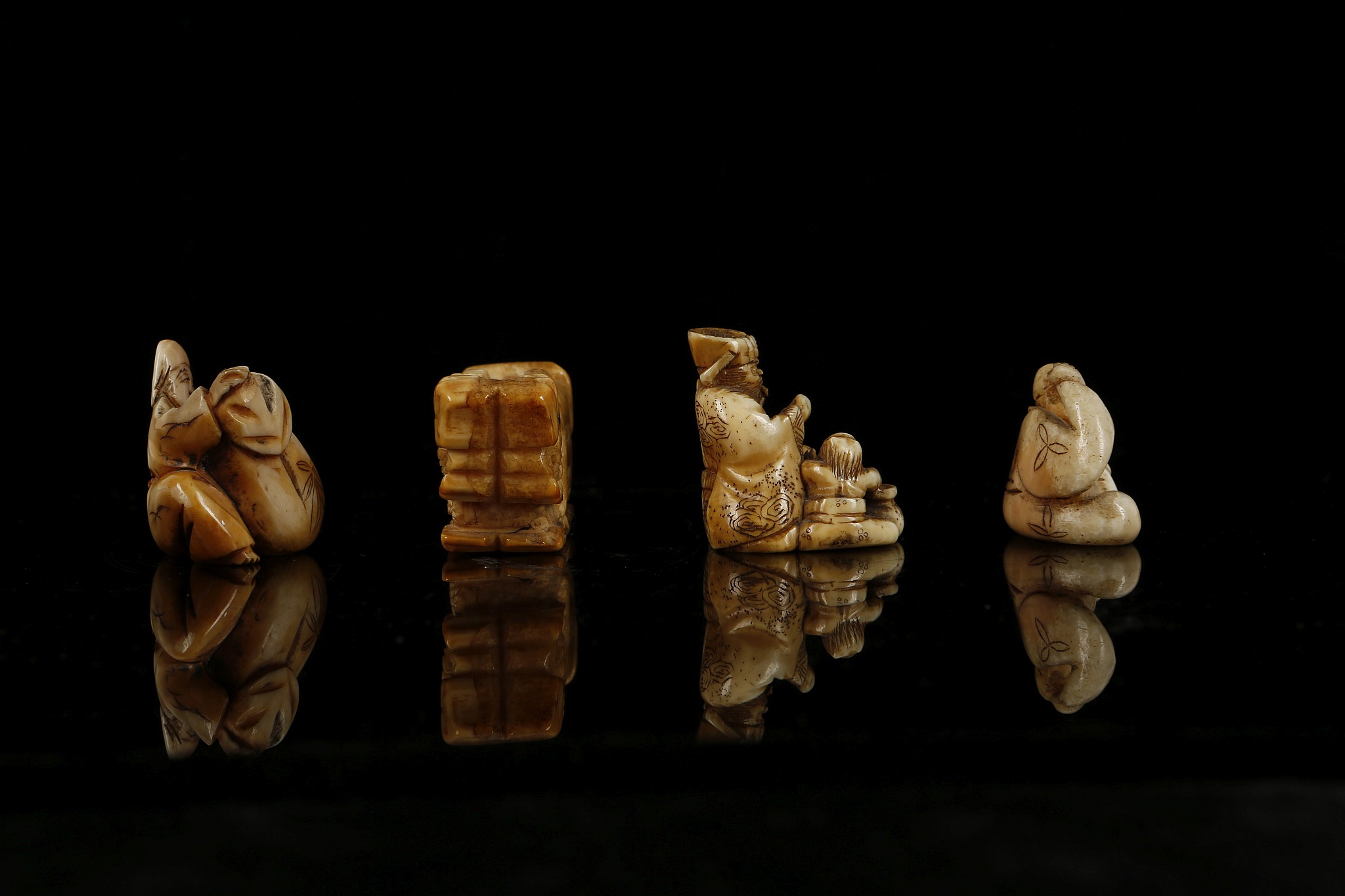A COLLECTION OF FOUR JAPANESE NETSUKE. Two carved ivory and two carved bone. (4) - Image 3 of 7