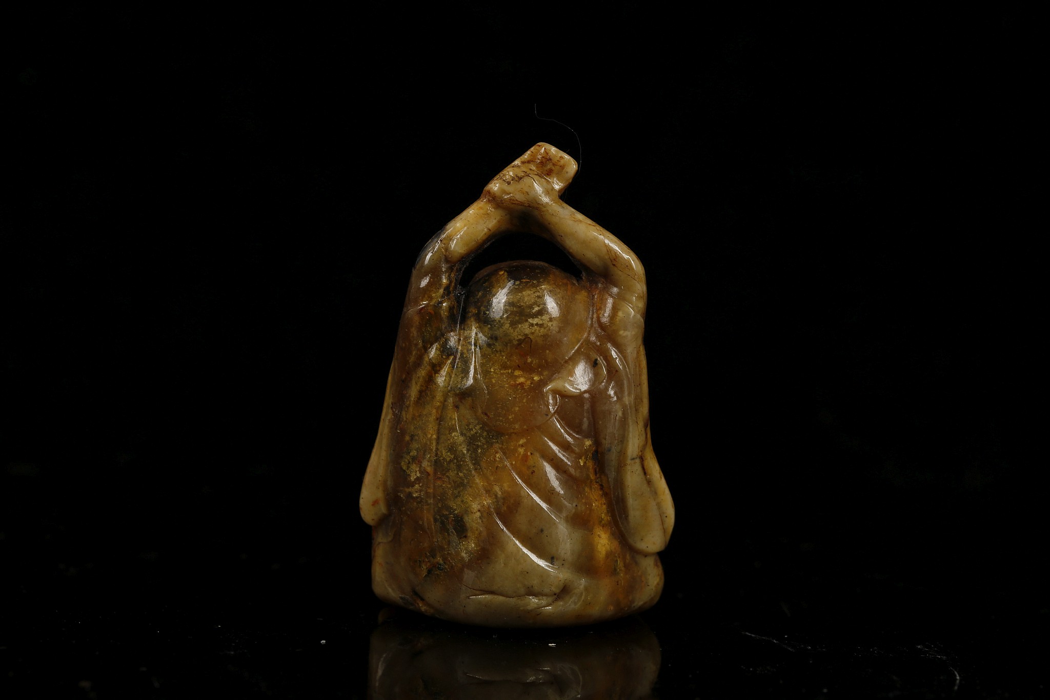 A JAPANESE AMBER CARVING OF A SEATED MAN. Late Meiji era. 5.5cm H. - Image 4 of 7