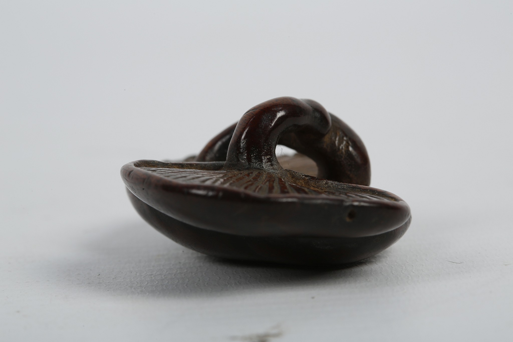 A JAPANESE WOODEN NETSUKE. Edo - Meiji Period. Carved as two conjoined mushrooms, 6cm long. - Image 5 of 7