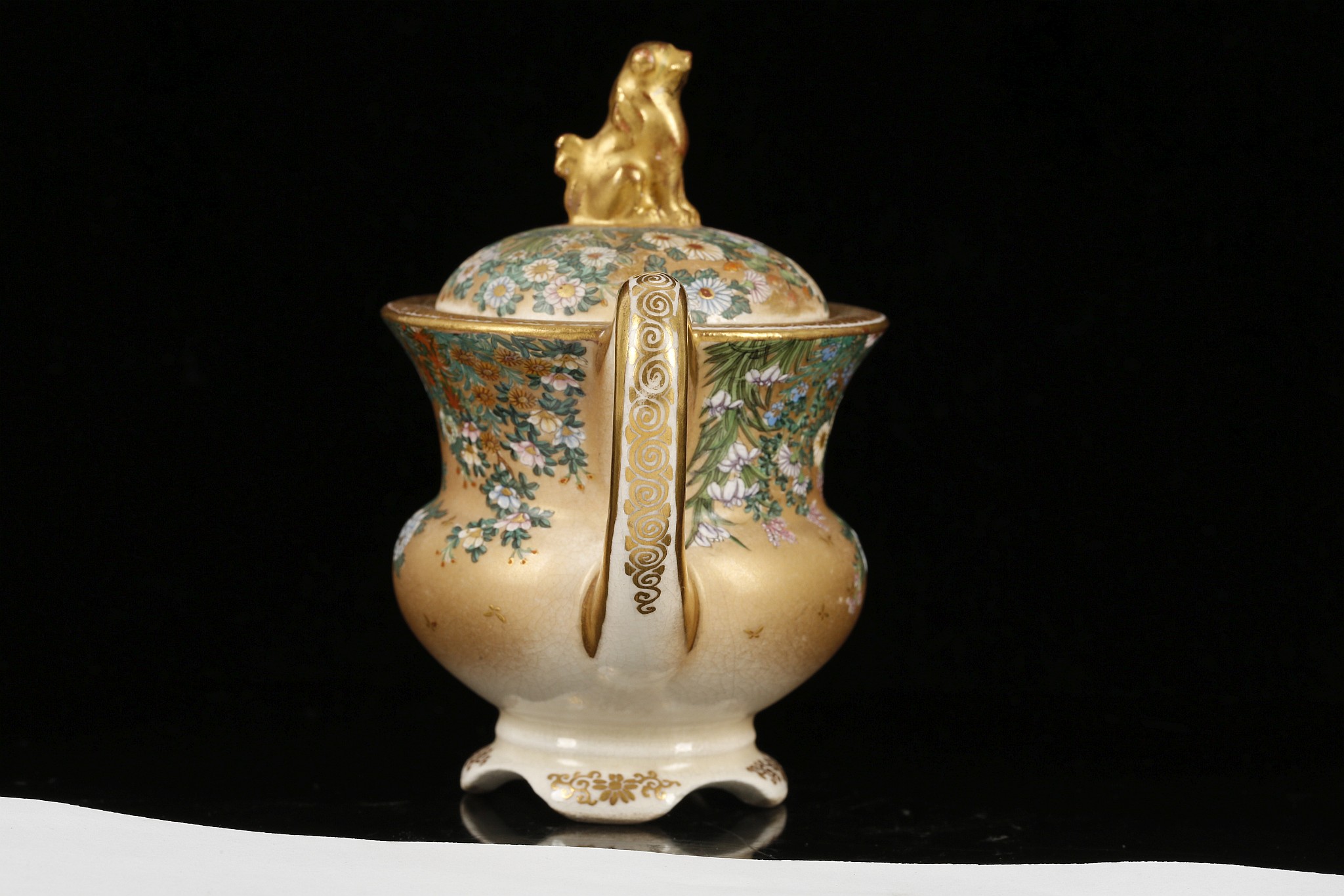 A JAPANESE SATSUMA POT AND COVER BY KINKOZAN. Meiji Period. Decorated in enamels and gilt to the - Image 2 of 7