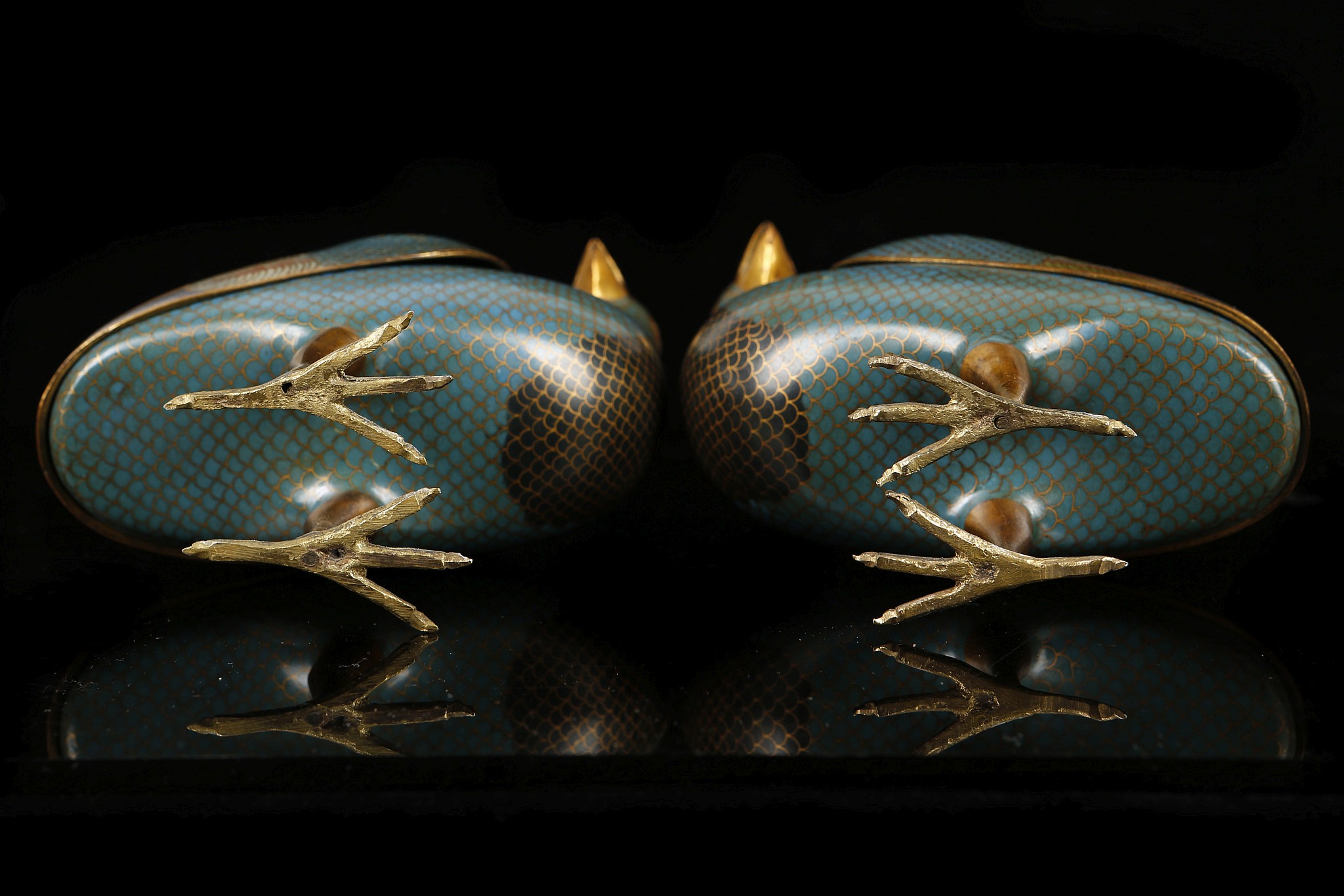 A PAIR OF CHINESE CLOISONNÉ ENAMEL ‘QUAIL’ CENSERS AND COVERS. Qing Dynasty, 18th Century. Decorated - Image 7 of 9