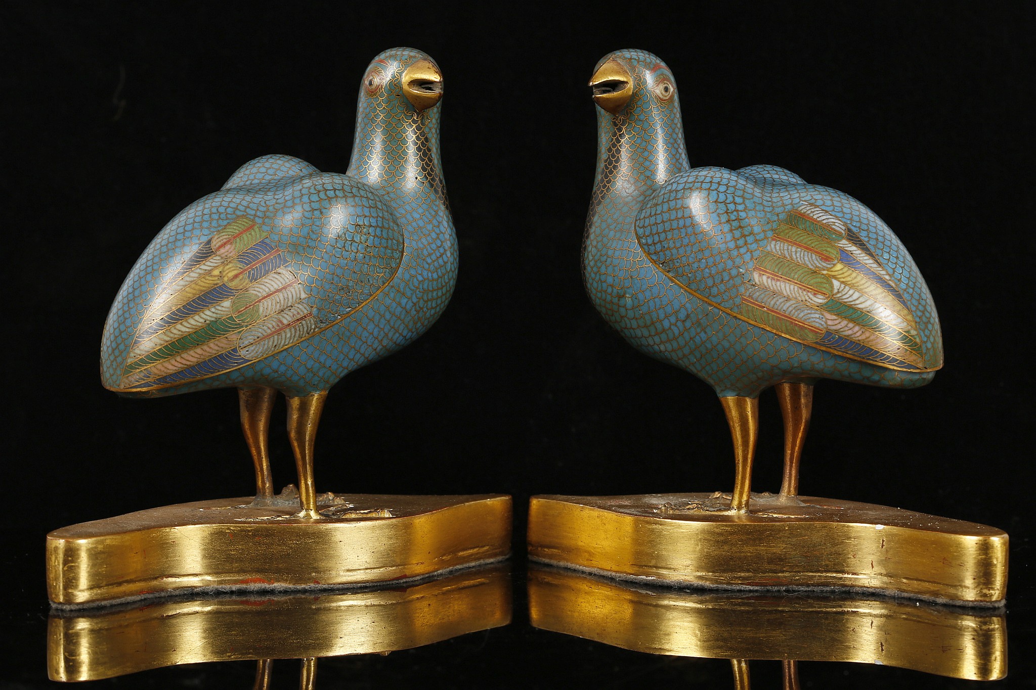 A PAIR OF CHINESE CLOISONNÉ ENAMEL ‘QUAIL’ CENSERS AND COVERS. Qing Dynasty, 18th Century. Decorated - Image 4 of 9