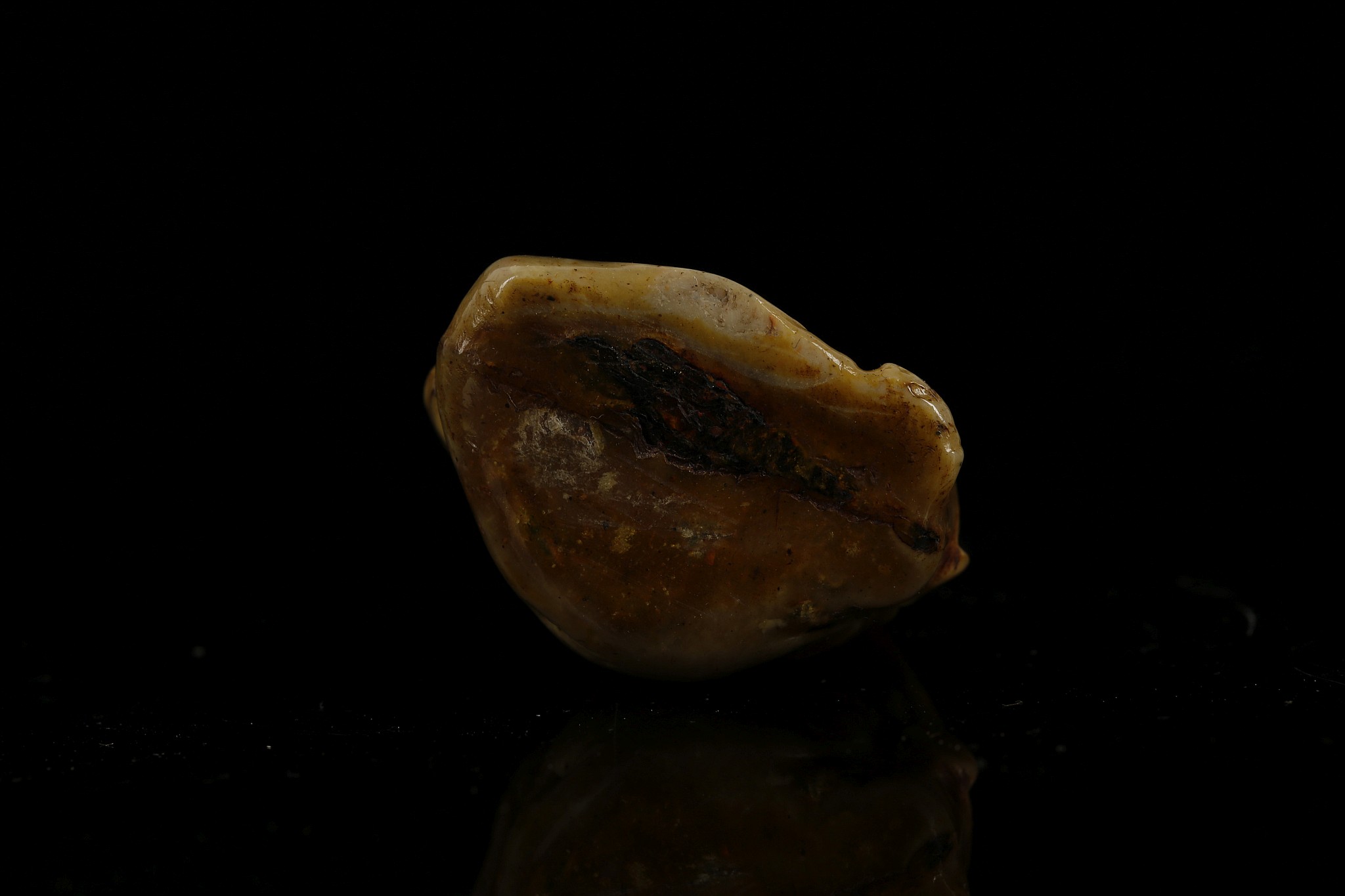 A JAPANESE AMBER CARVING OF A SEATED MAN. Late Meiji era. 5.5cm H. - Image 7 of 7