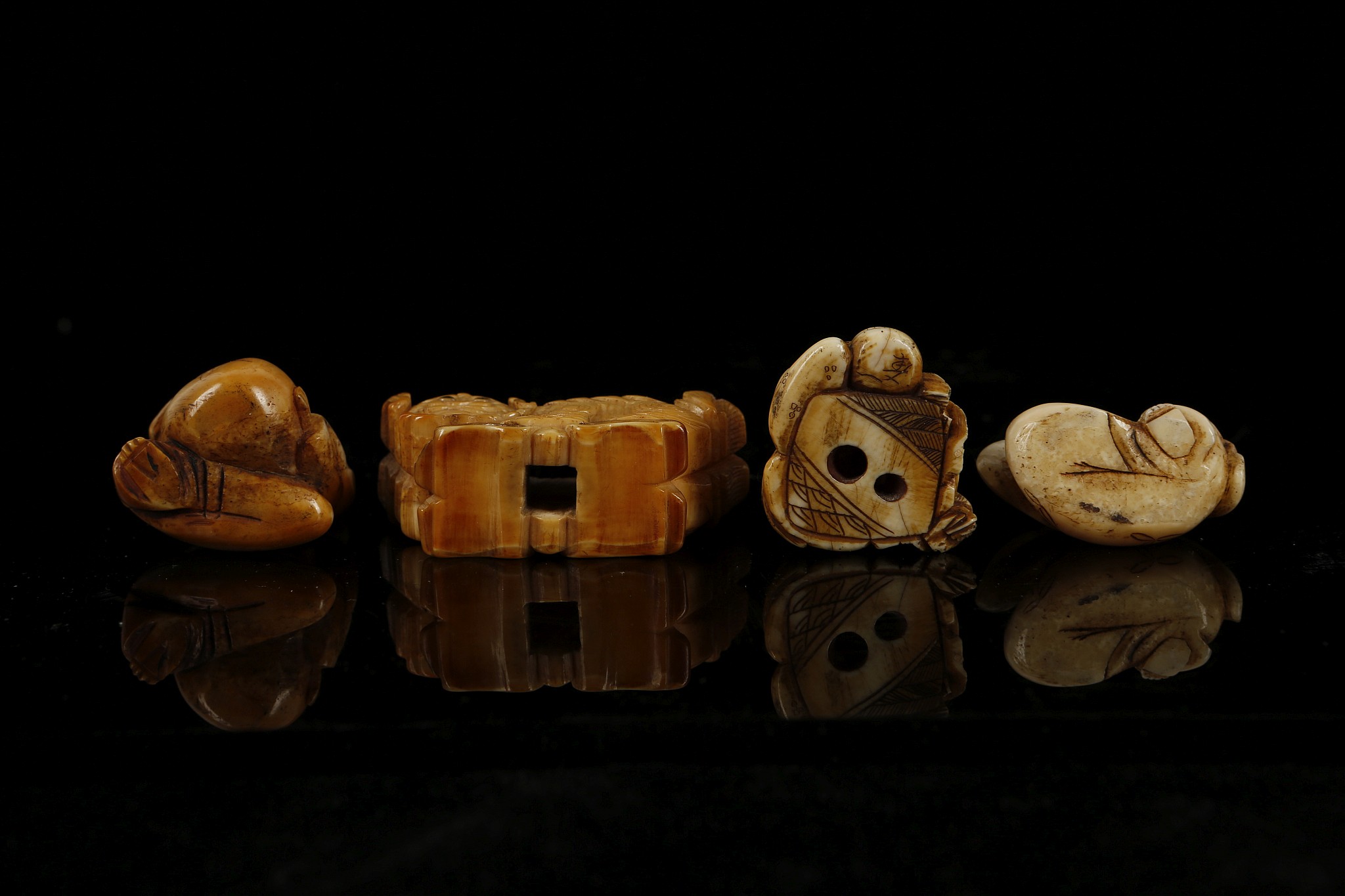 A COLLECTION OF FOUR JAPANESE NETSUKE. Two carved ivory and two carved bone. (4) - Image 7 of 7