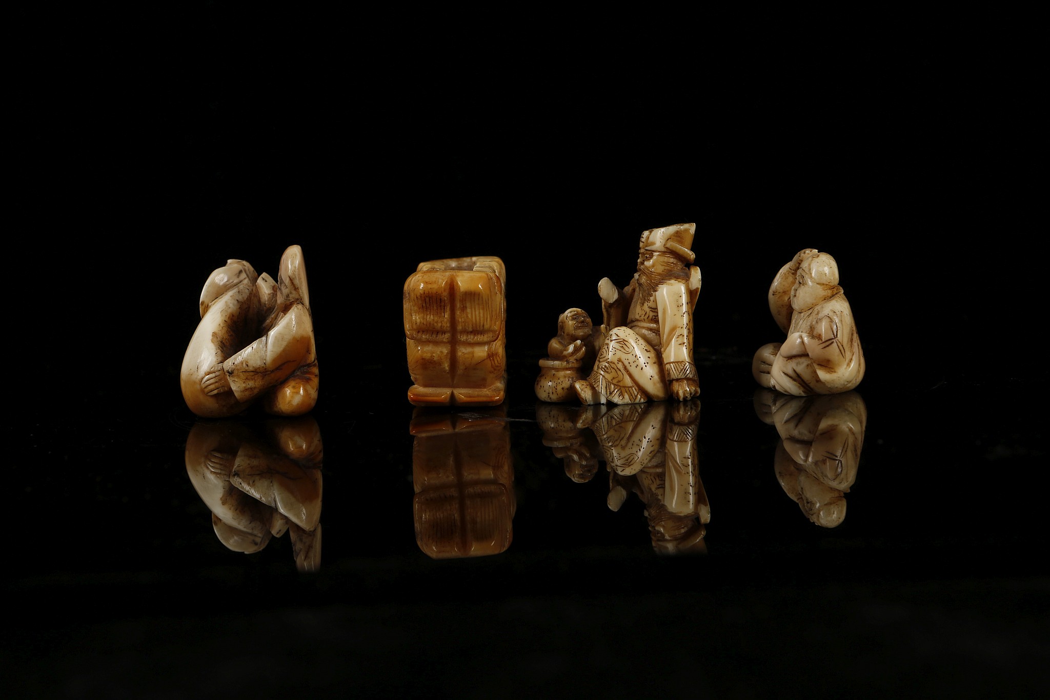 A COLLECTION OF FOUR JAPANESE NETSUKE. Two carved ivory and two carved bone. (4) - Image 5 of 7