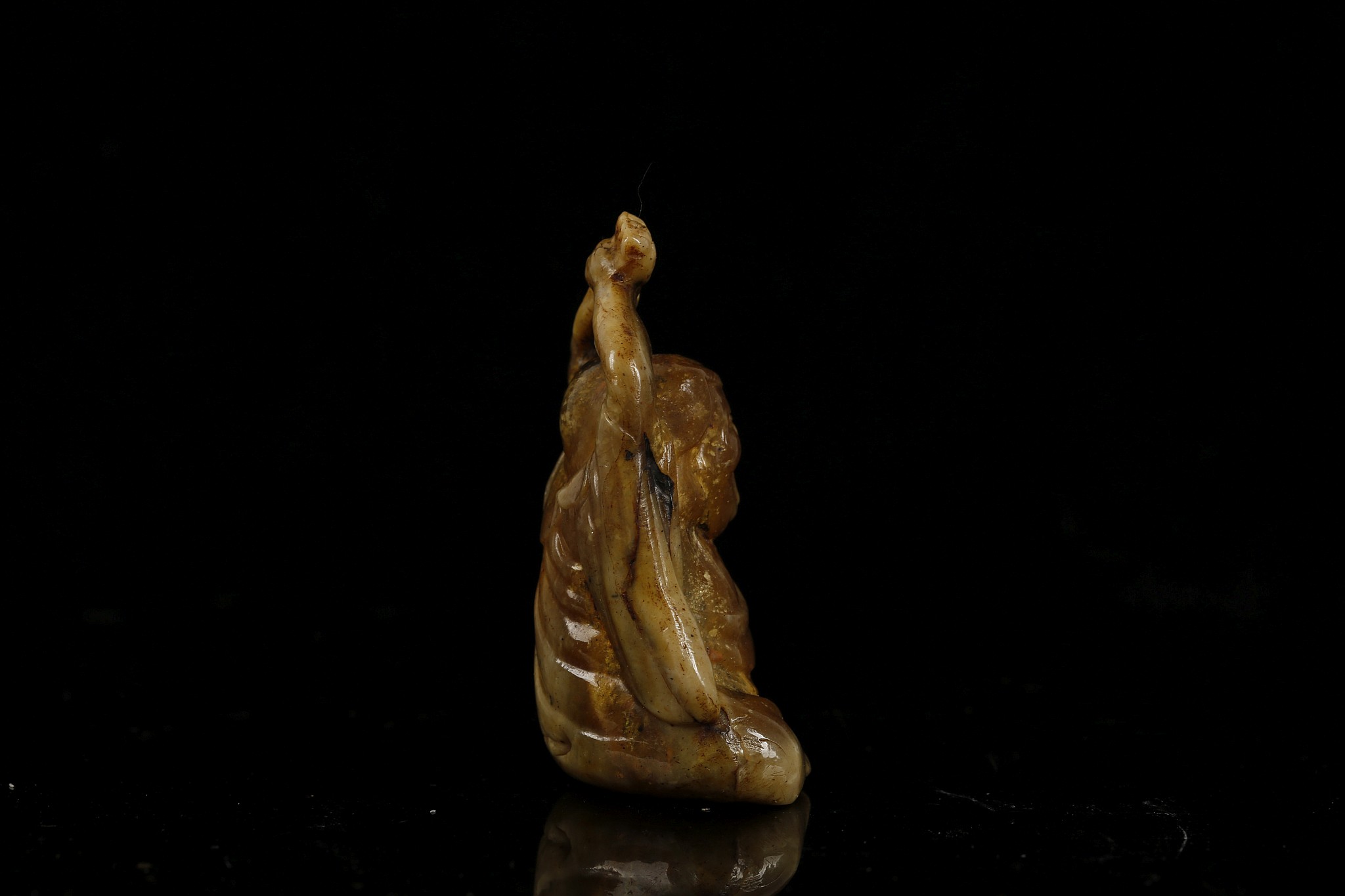 A JAPANESE AMBER CARVING OF A SEATED MAN. Late Meiji era. 5.5cm H. - Image 3 of 7