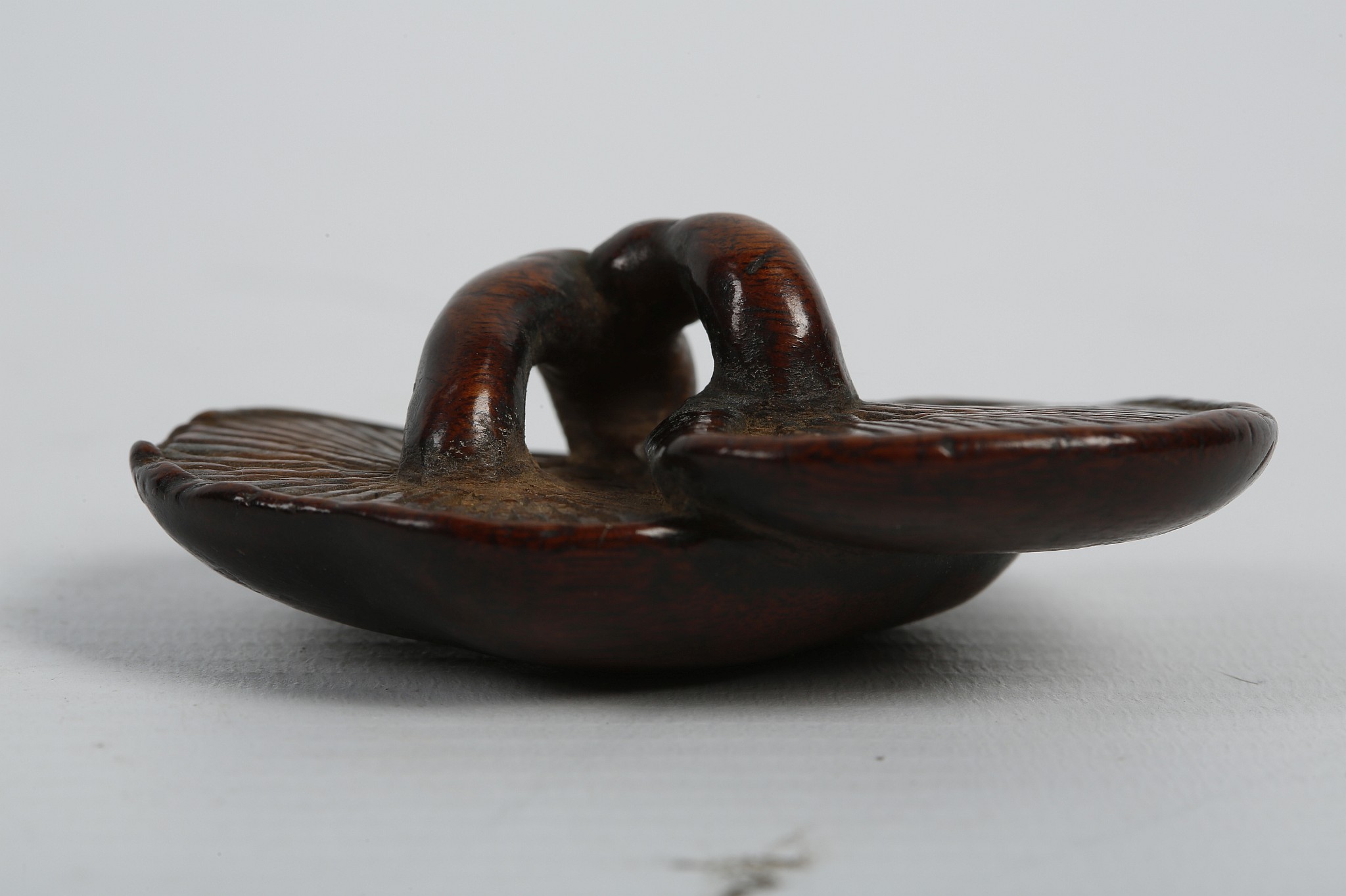 A JAPANESE WOODEN NETSUKE. Edo - Meiji Period. Carved as two conjoined mushrooms, 6cm long. - Image 2 of 7