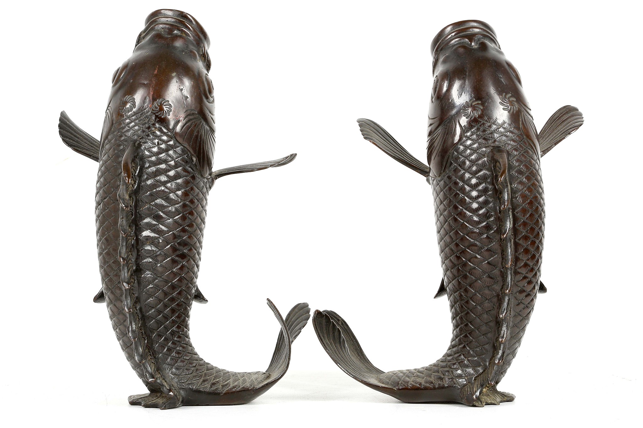 A PAIR OF JAPANESE ‘LEAPING CARP’ VASES. Meiji era. Naturalistically cast resting on their fins, the - Image 2 of 7