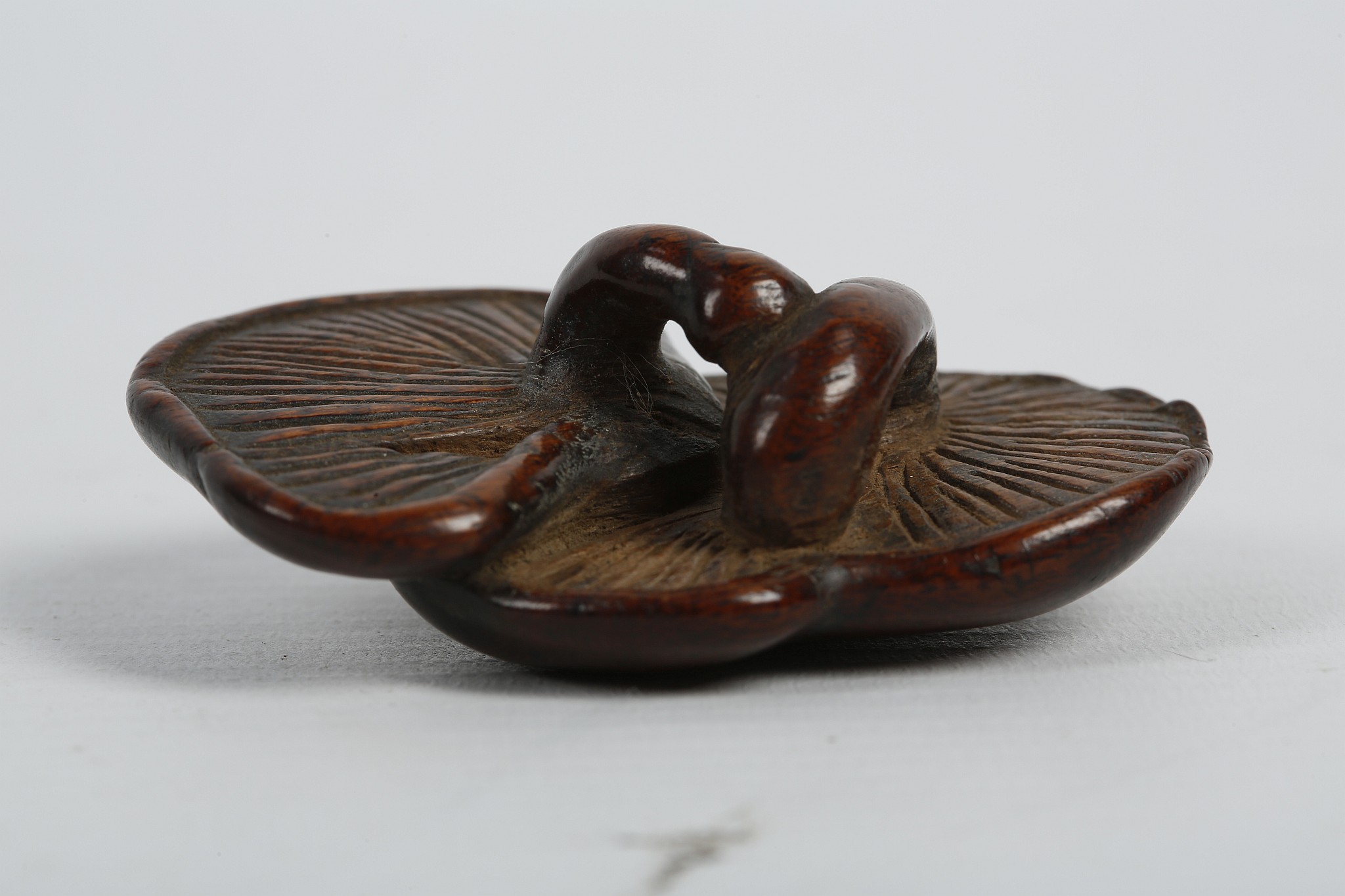 A JAPANESE WOODEN NETSUKE. Edo - Meiji Period. Carved as two conjoined mushrooms, 6cm long. - Image 4 of 7