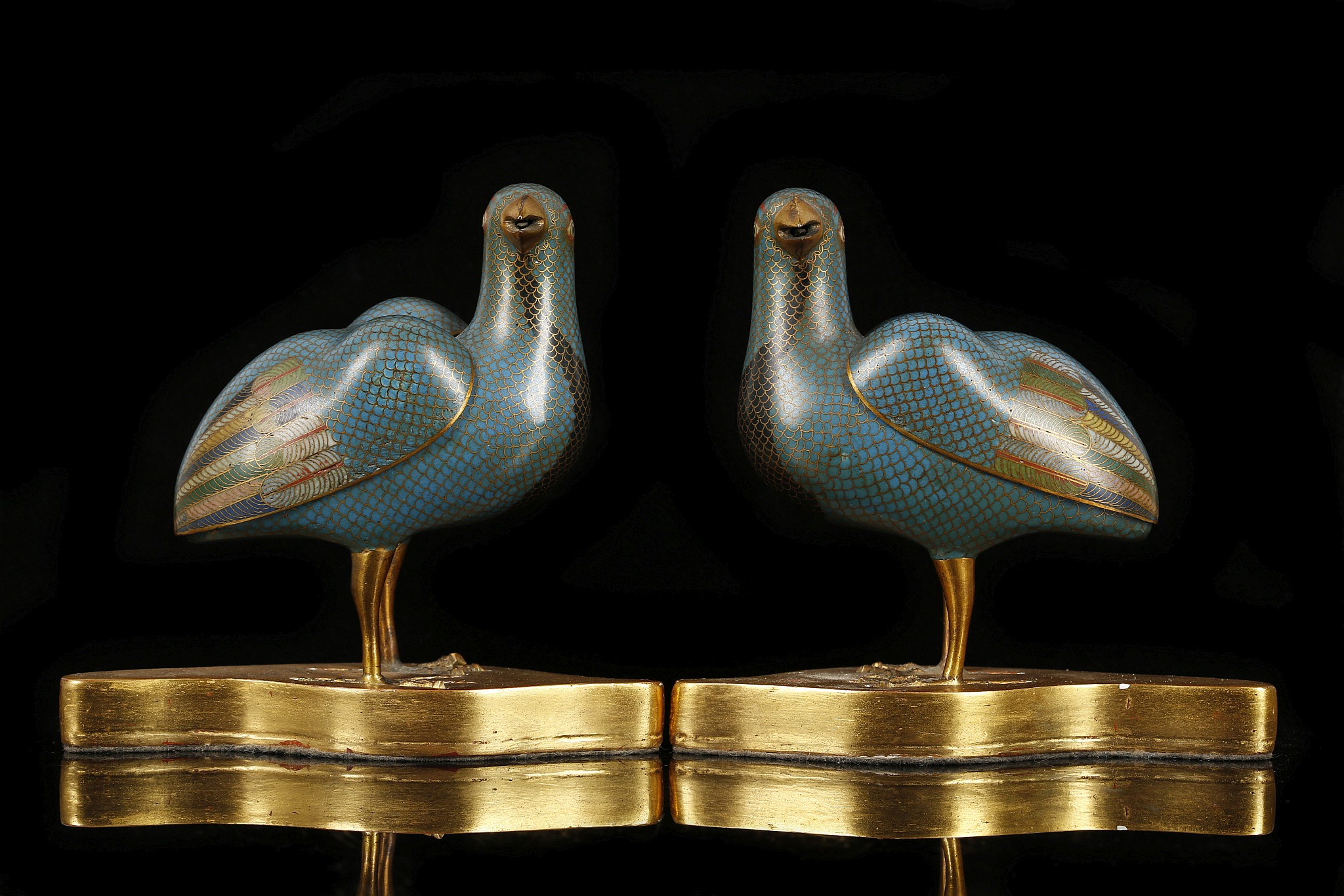 A PAIR OF CHINESE CLOISONNÉ ENAMEL ‘QUAIL’ CENSERS AND COVERS. Qing Dynasty, 18th Century. Decorated
