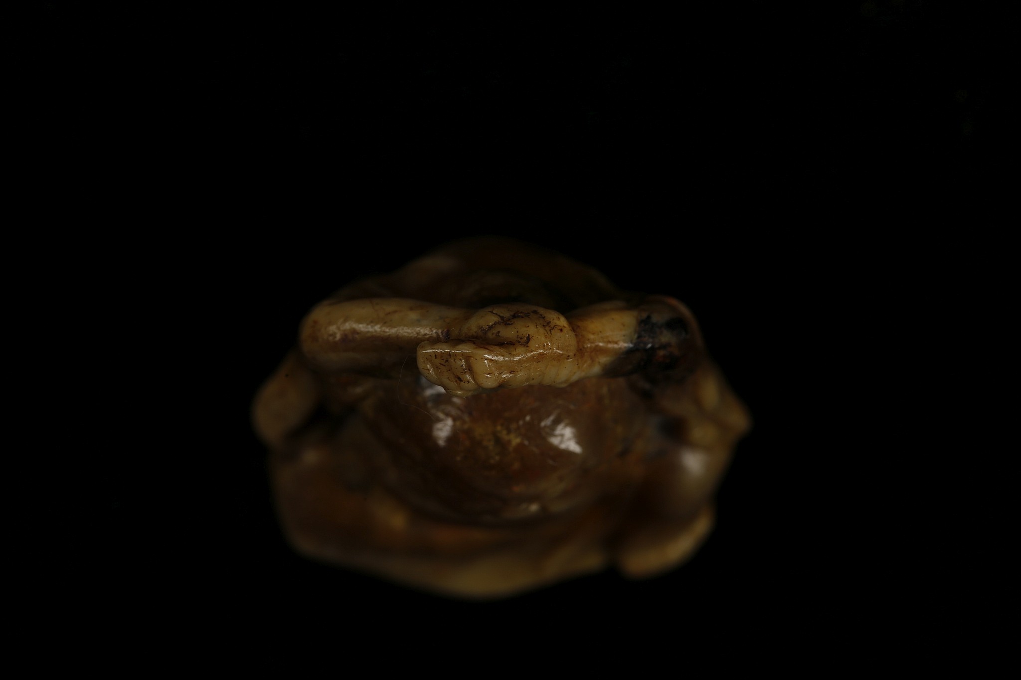 A JAPANESE AMBER CARVING OF A SEATED MAN. Late Meiji era. 5.5cm H. - Image 6 of 7