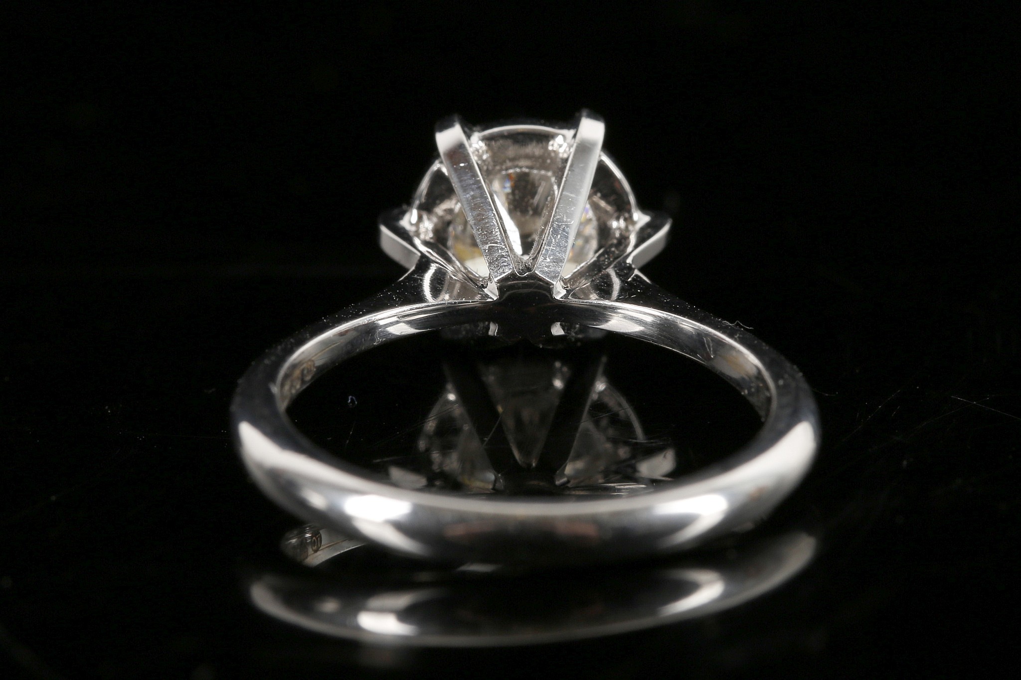 An 18ct white gold solitaire diamond ring, set wit - Image 2 of 3