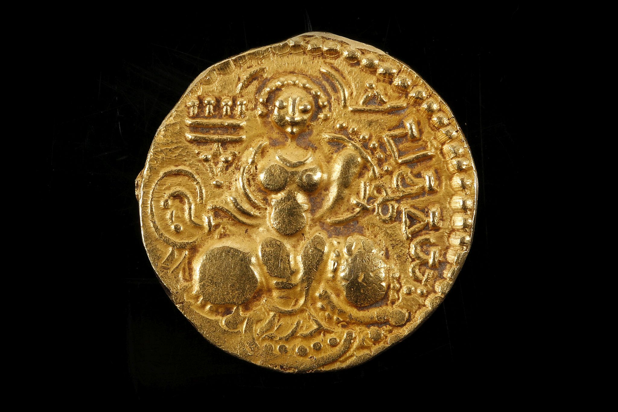 Samudragupta gold dinar, king and queen type c.335-375, king standing right, queen left facing, king - Image 2 of 2