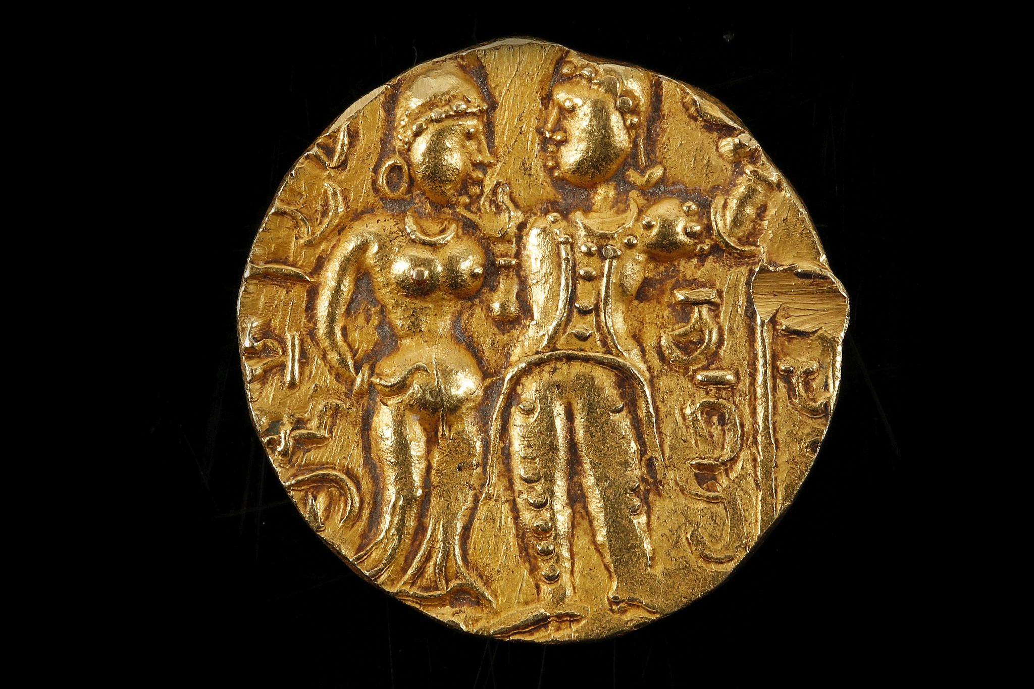 Samudragupta gold dinar, king and queen type c.335-375, king standing right, queen left facing, king