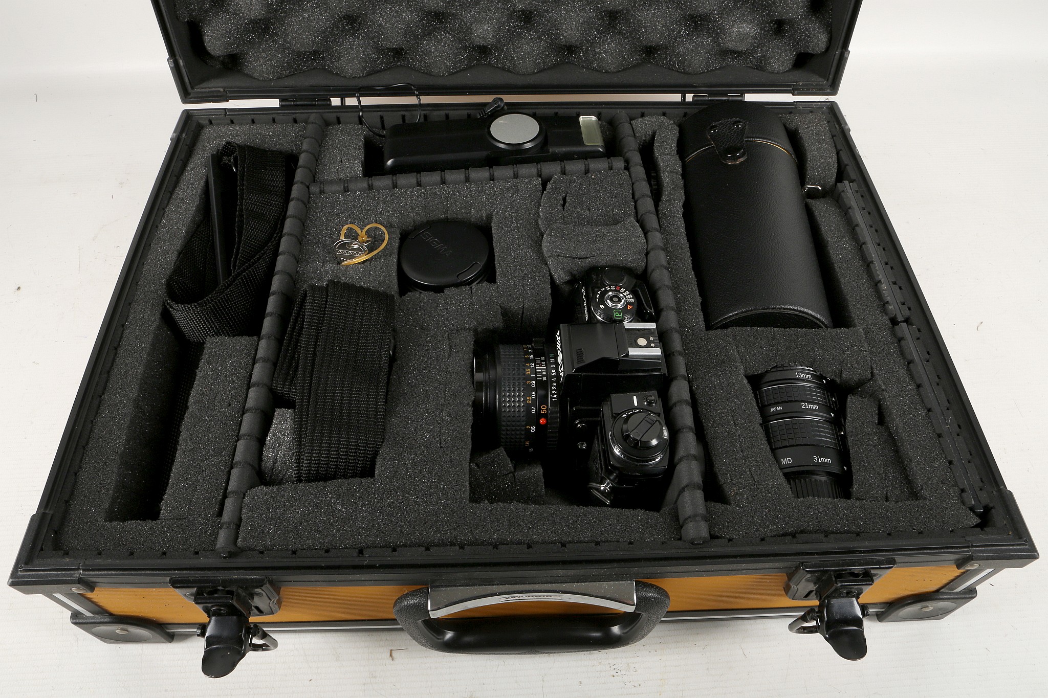 1 Minolta X700 camera as new, MD 50mm F1.4 lens - Sigma 24mm F2.8, 75-3000mm, F4.5-5.6, extension - Image 2 of 2