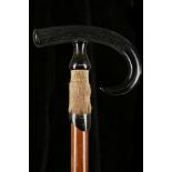 AN IBEX HORN AND HOOF HANDLED WALKING STICK. With