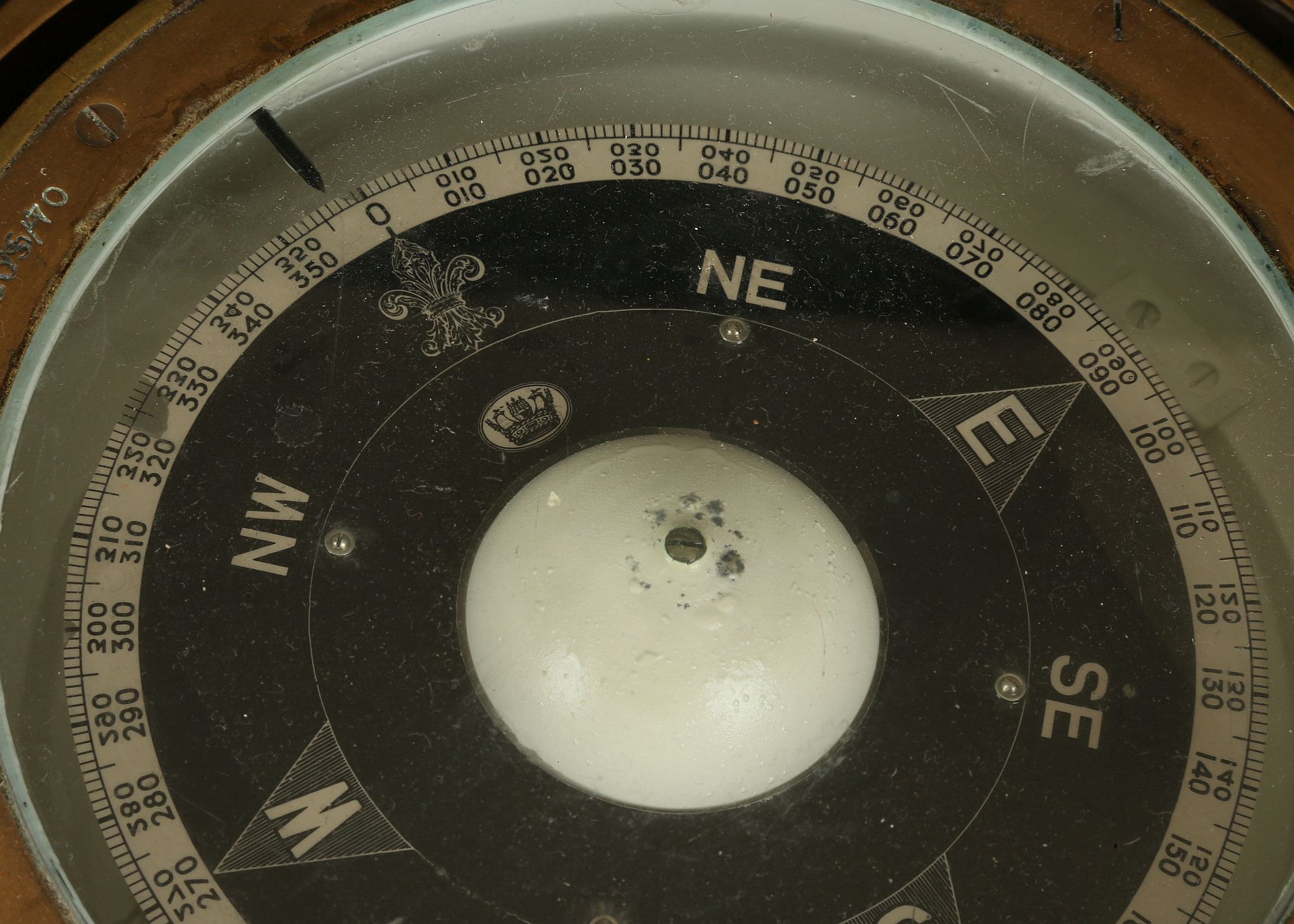 Late WWII brass Royal Navy ship's compass with gim - Image 2 of 3