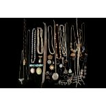 A miscellaneous collection of jewellery to include