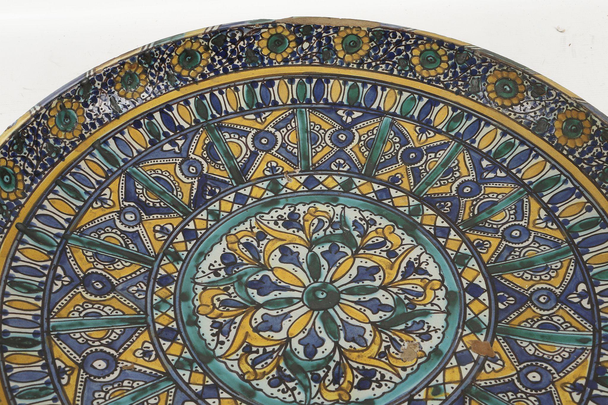 An 19th century Isnik charger, floral border, geom - Image 2 of 3
