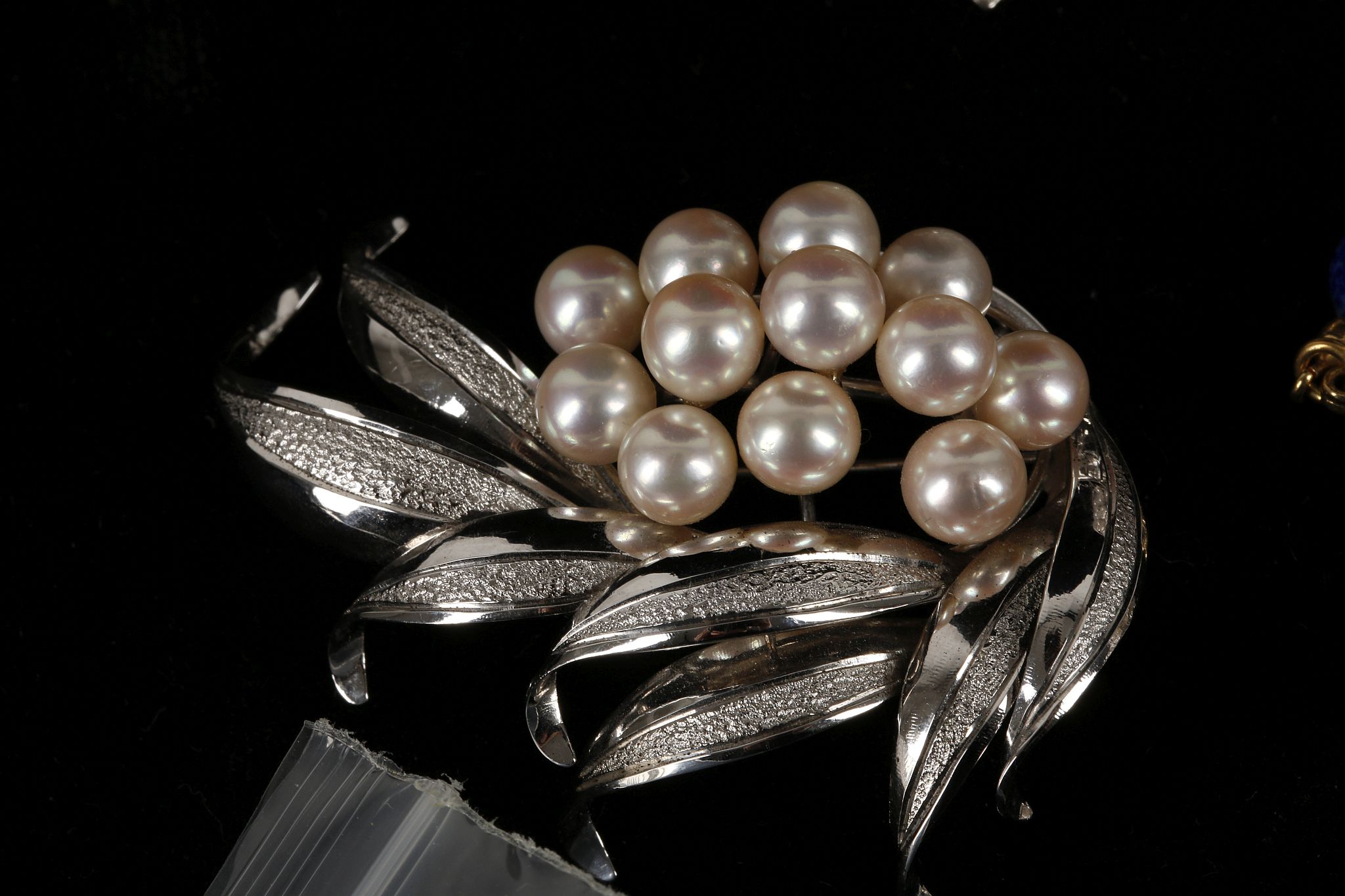 Four cultured pearl cluster set silver brooches / - Image 3 of 3