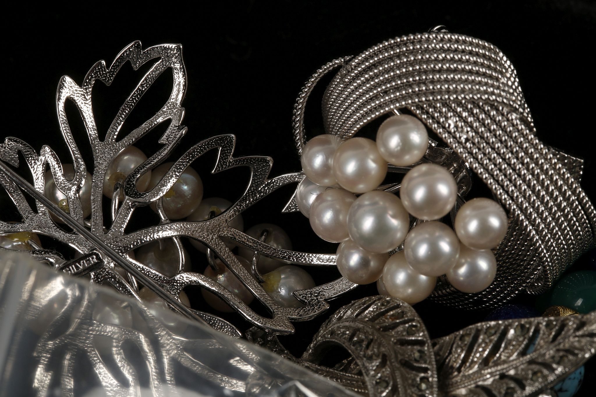Four cultured pearl cluster set silver brooches / - Image 2 of 3