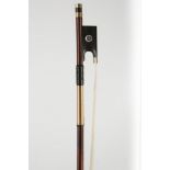 A violin bow, stamped Dodd. Golden mounted. Weight: 59.9g.