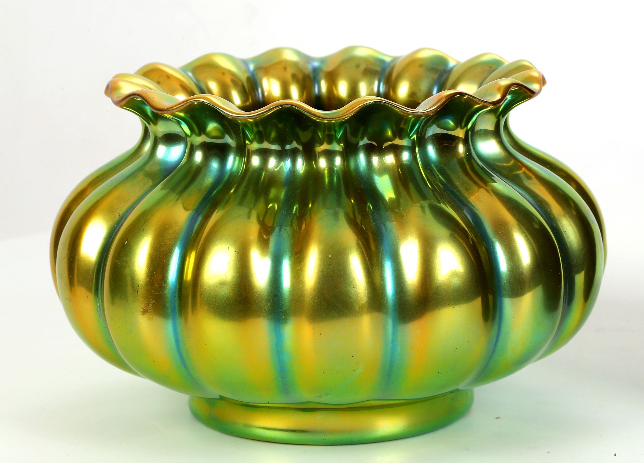 AN EARLY 20TH CENTURY ZSOLNAY GREEN LUSTRE DECORAT - Image 4 of 12