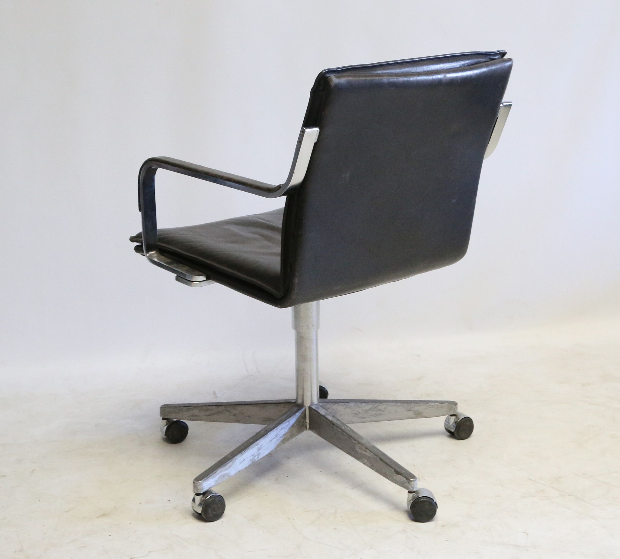 A 1970's BLACK LEATHER OFFICE CHAIR, manufactured - Image 4 of 6