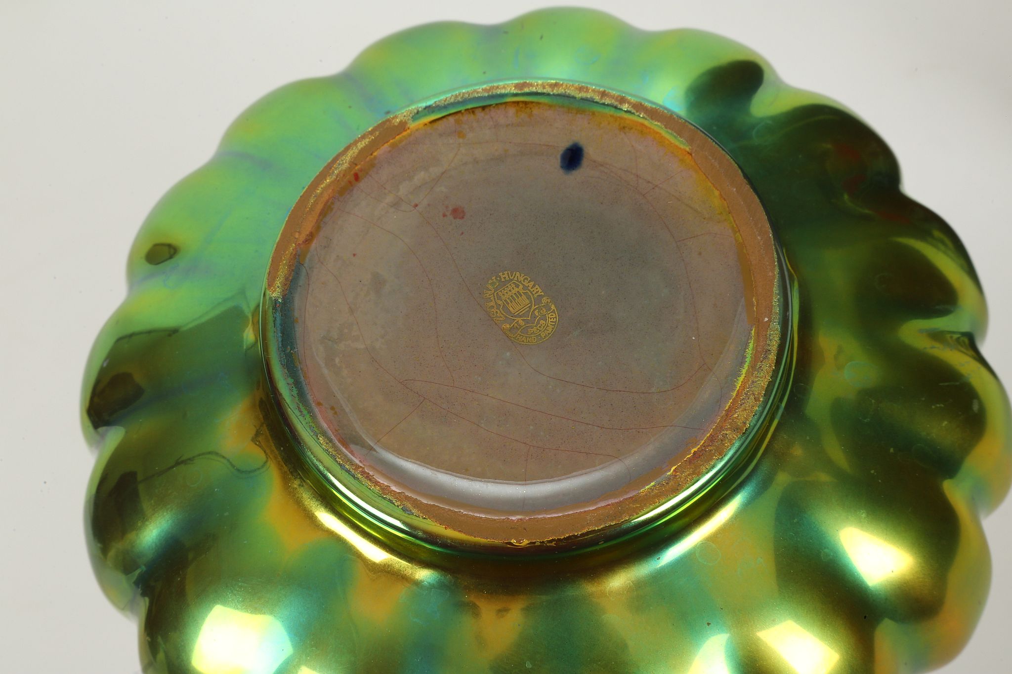 AN EARLY 20TH CENTURY ZSOLNAY GREEN LUSTRE DECORAT - Image 12 of 12
