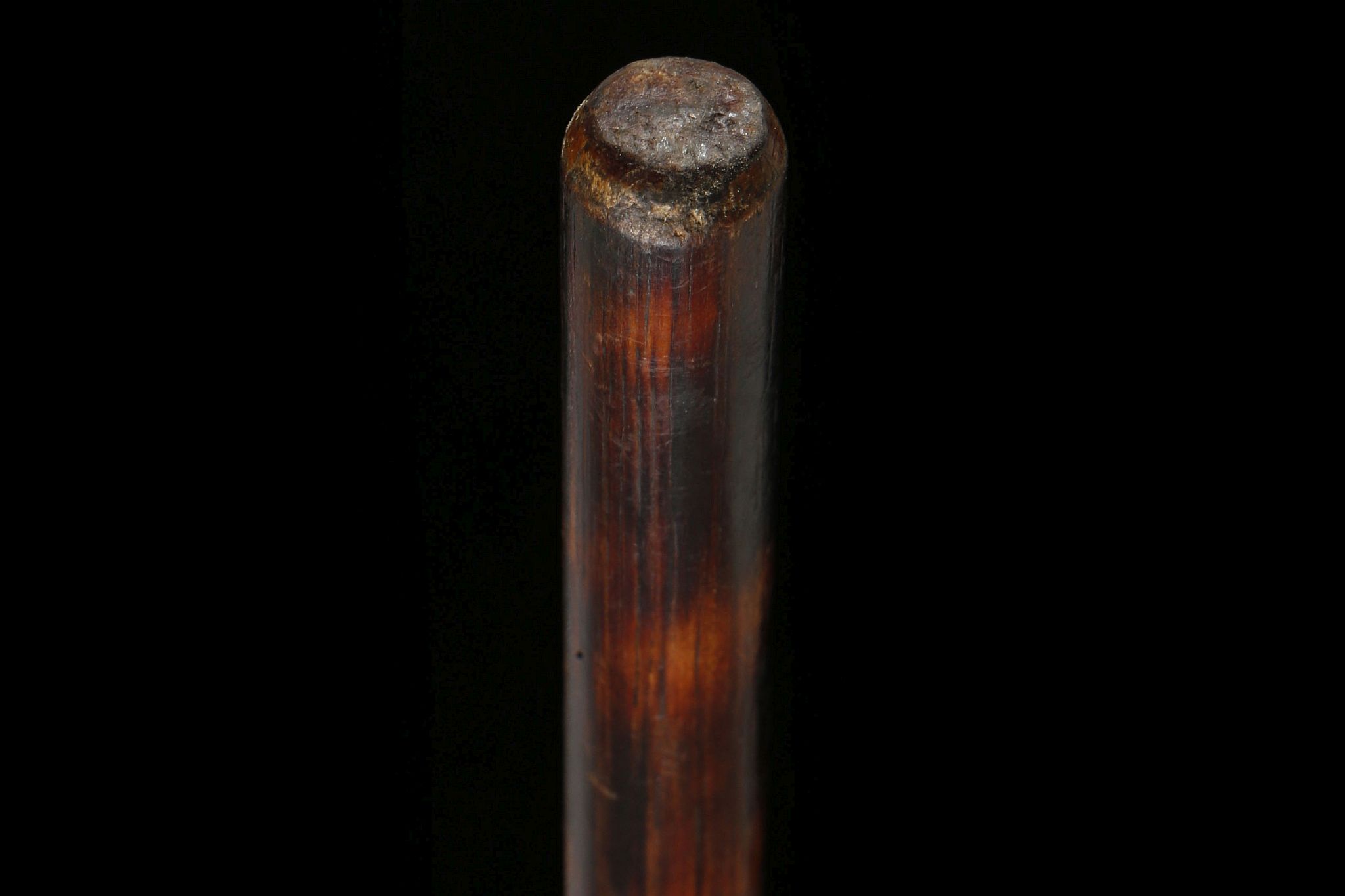 A CONTINENTAL PORCELAIN AND HARDWOOD CANE. The elongated handle with painted panels depicting an - Image 7 of 7