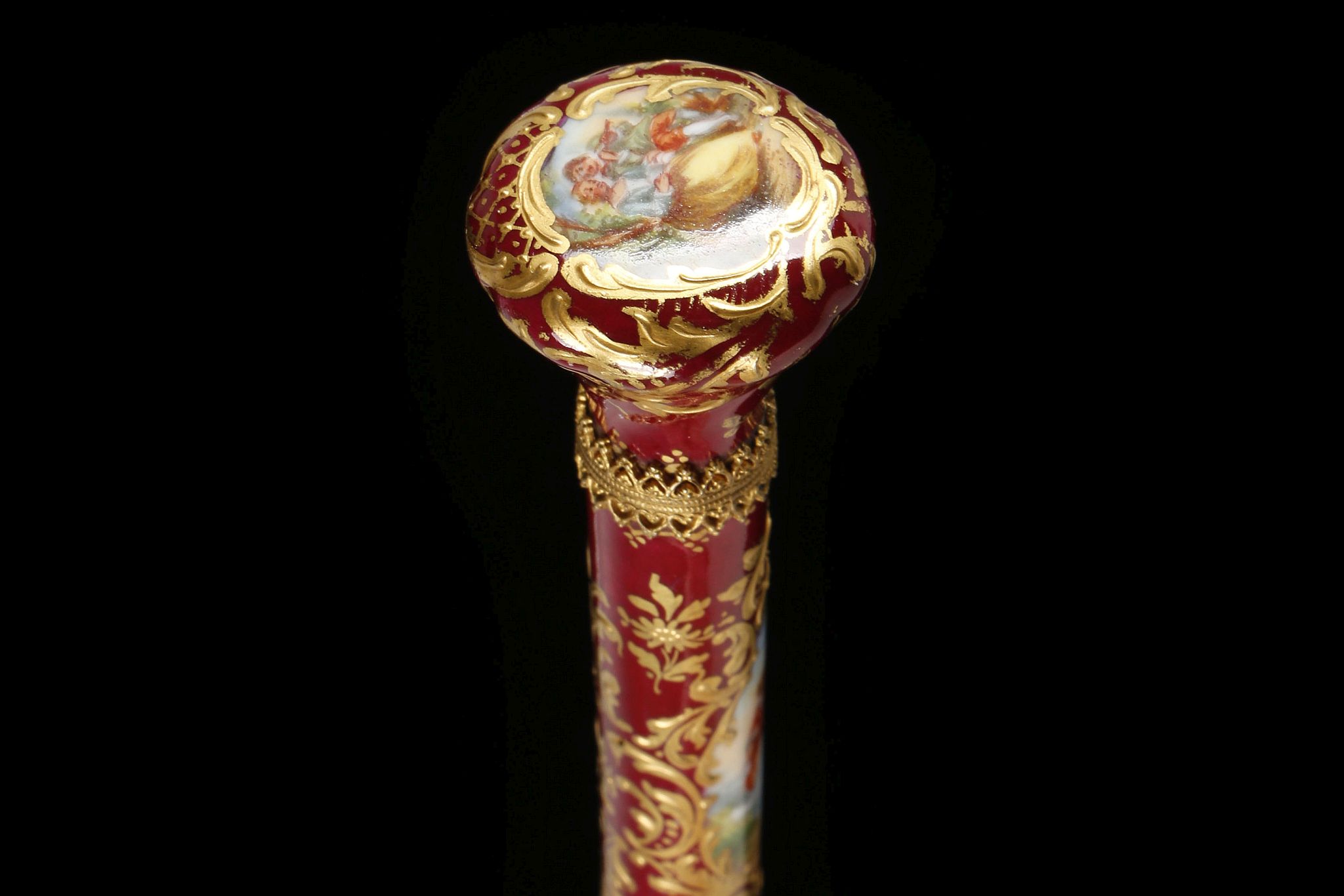 A CONTINENTAL PORCELAIN AND HARDWOOD CANE. The elongated handle with painted panels depicting an - Image 5 of 7