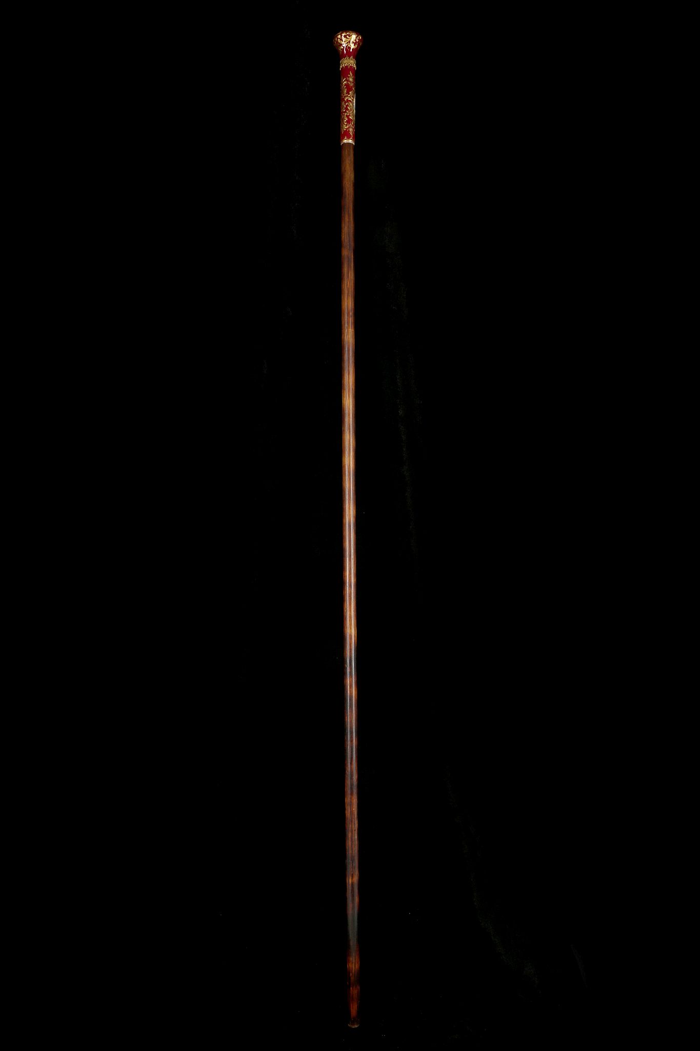 A CONTINENTAL PORCELAIN AND HARDWOOD CANE. The elongated handle with painted panels depicting an - Image 6 of 7