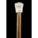 A SMALL PORCELAIN FRENCH PASTE HANDLED CANE. Circa 1900. Fine condition, hardwood shaft and metal