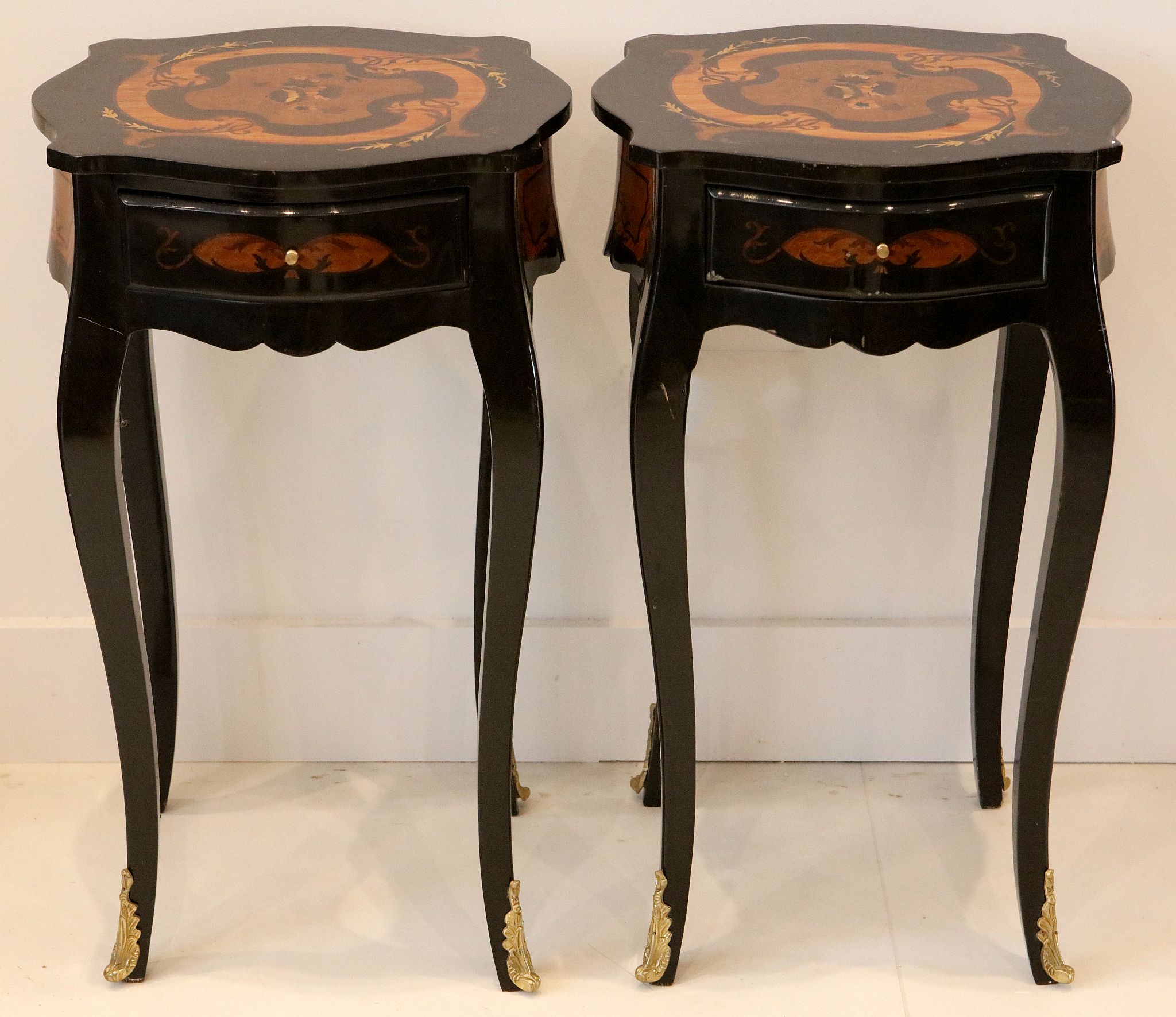 A pair of lamp tables in Italian style, floral and acanthus decoration, single drawer, tapering