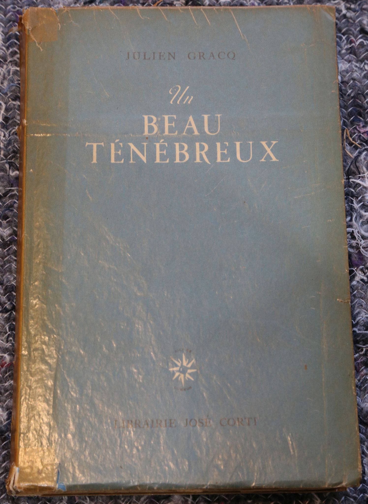 GRACQ, Julien (1910 –2007). Un Beu Tenebreux. Paris: Librairie Jose Corti, 1945. 8vo. (Lightly