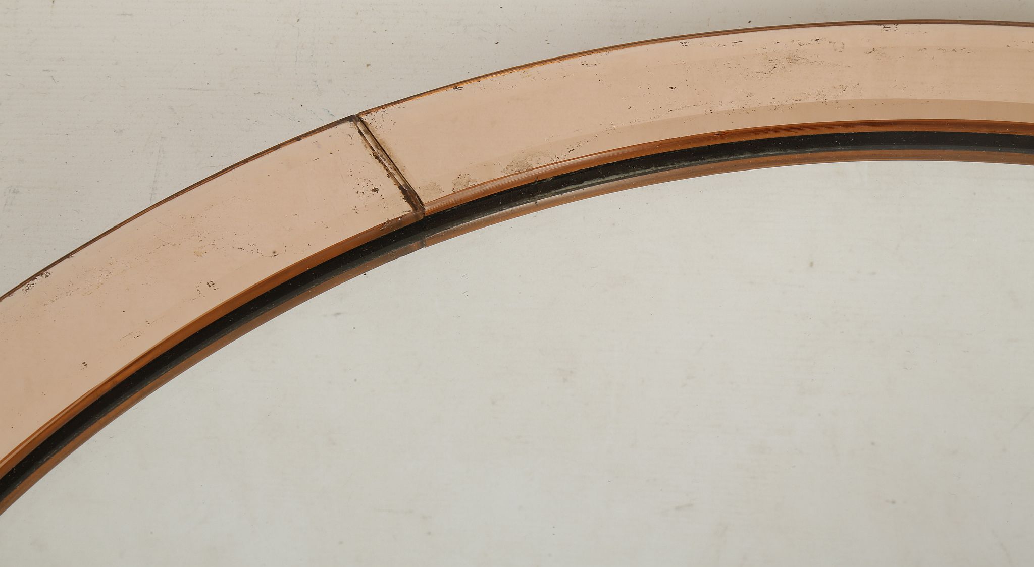 AN ART DECO 1930s MIRROR, of circular form, with rose coloured glass border (70cm diameter). - Image 3 of 5