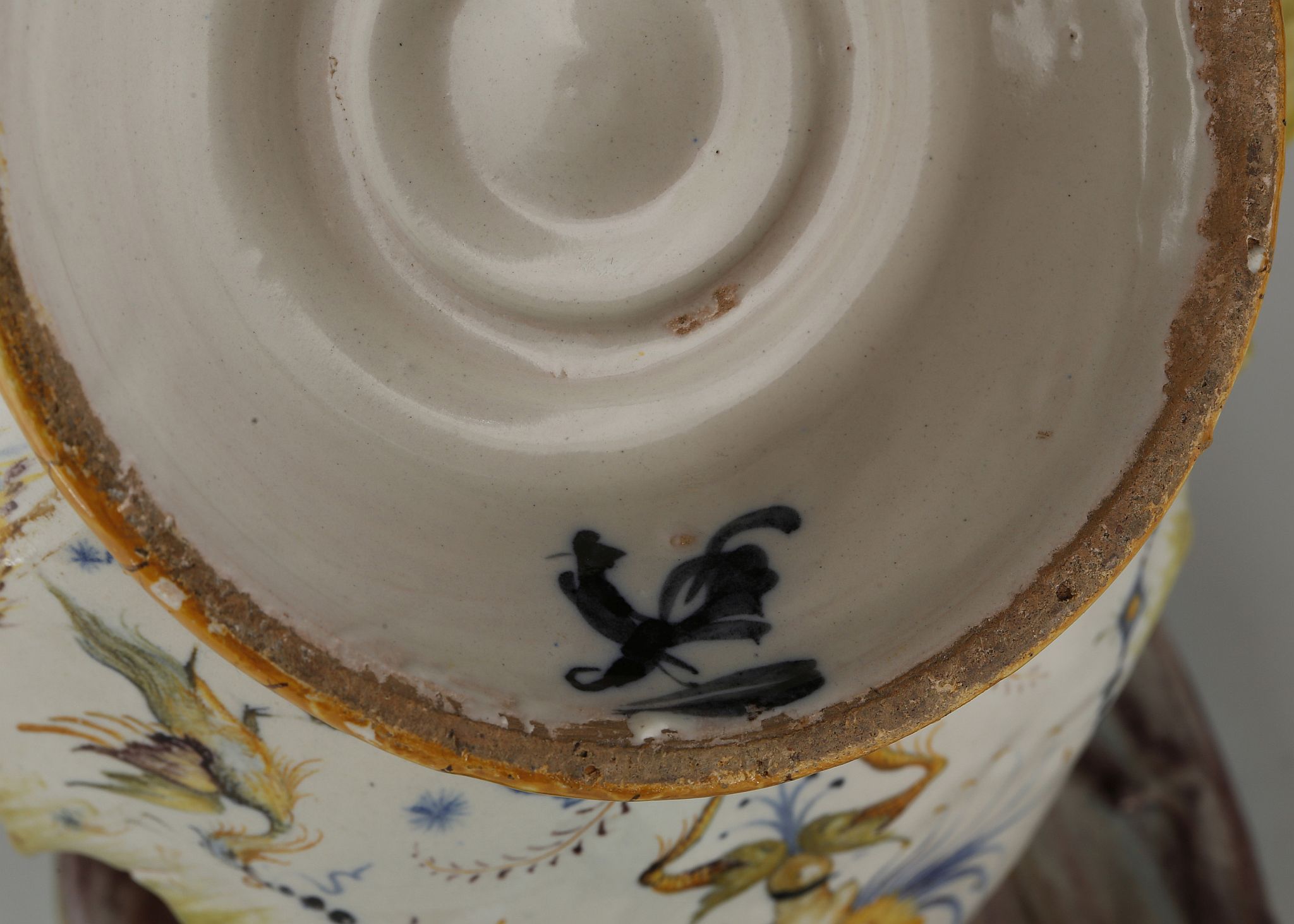 AN ITALIAN MAIOLICA DE LUXE TAZZA, MANUFACTURD BY CANTAGLLI, c. 1900, painted in colours with - Image 2 of 2