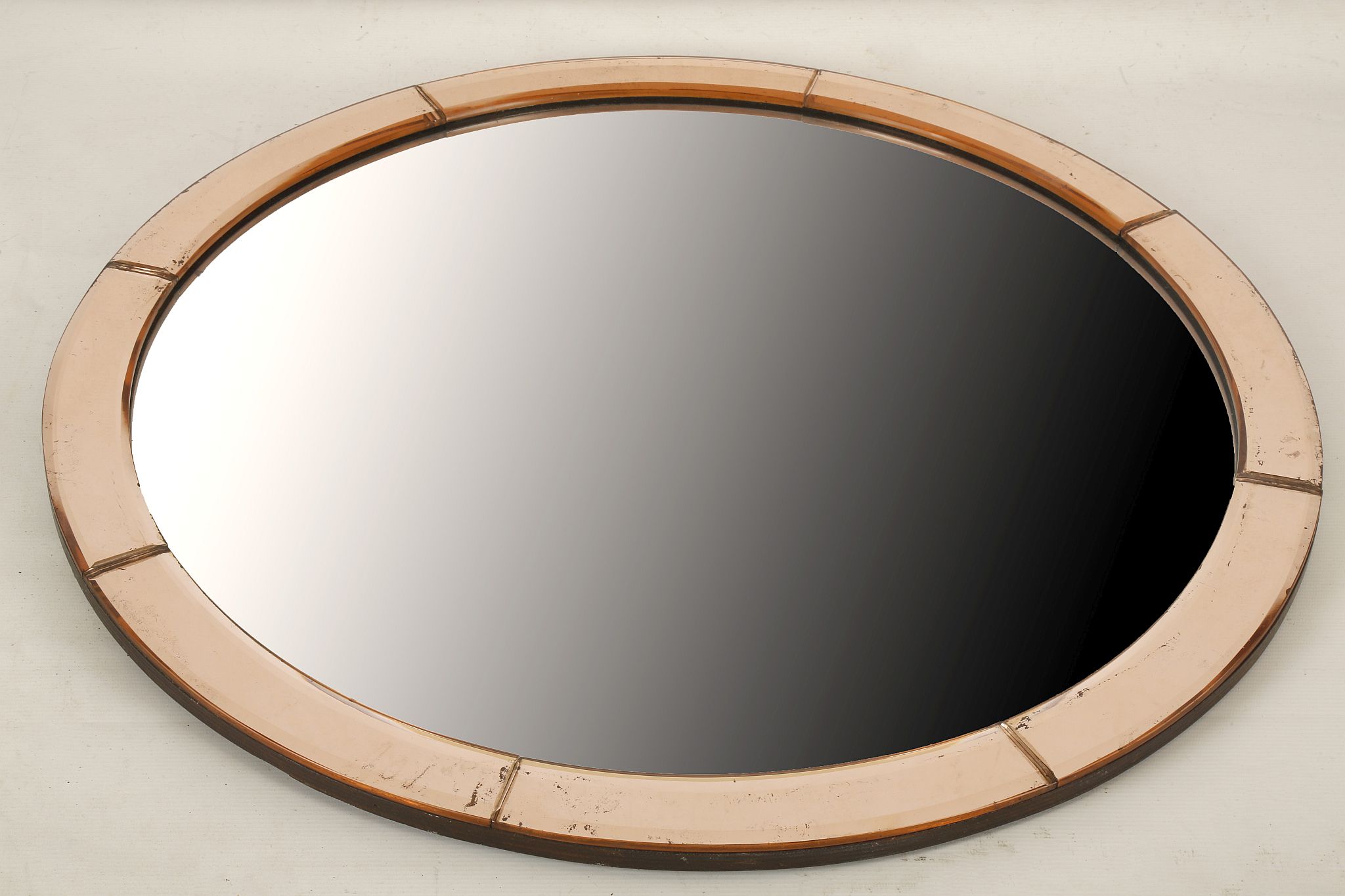 AN ART DECO 1930s MIRROR, of circular form, with rose coloured glass border (70cm diameter).