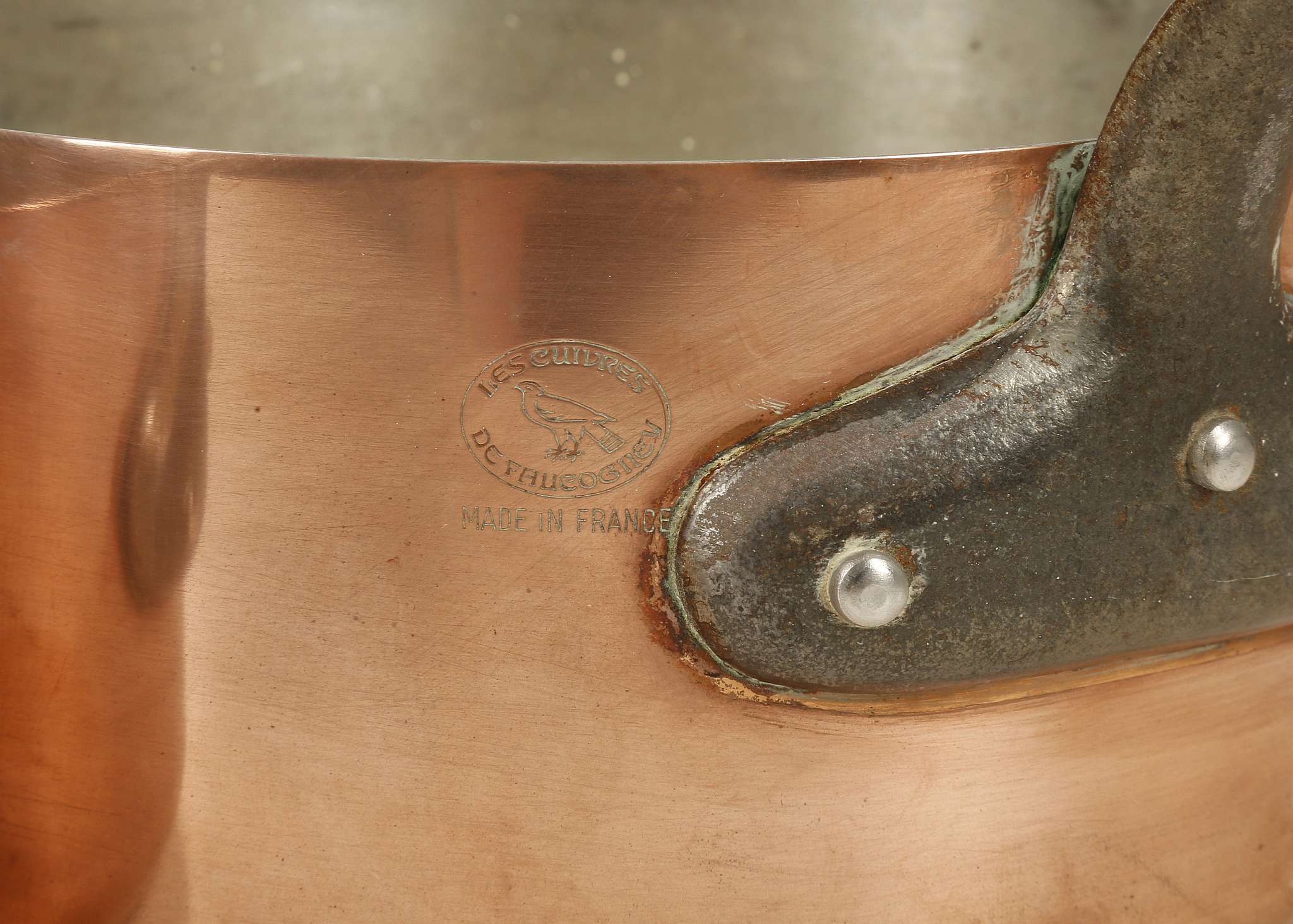 A graduated set of 5 copper saucepans, 'Les Cuivres de Faucogney' stamp, iron handles, largest - Image 2 of 2