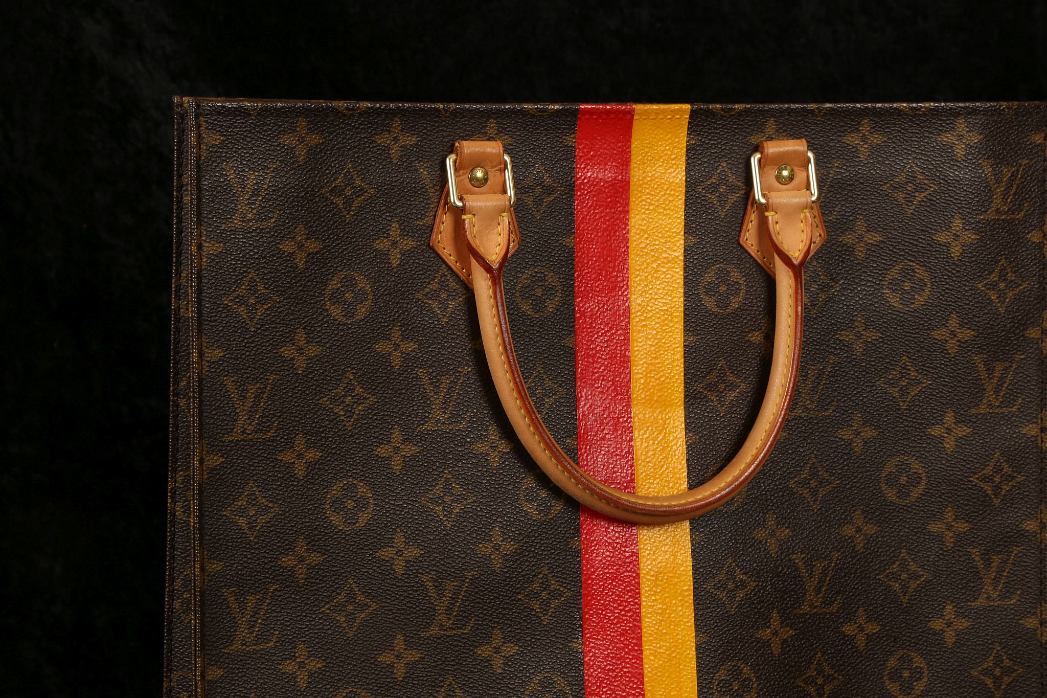 LOUIS VUITTON PLAT HANDBAG, date code for 2004, monogram canvas with leather trim and painted red - Image 6 of 16